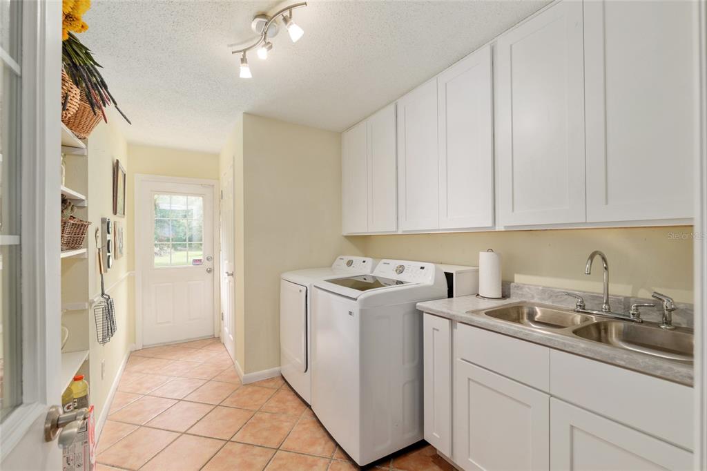Newberry, Florida, 32669, United States, 3 Bedrooms Bedrooms, ,2 BathroomsBathrooms,Residential,For Sale,1847426