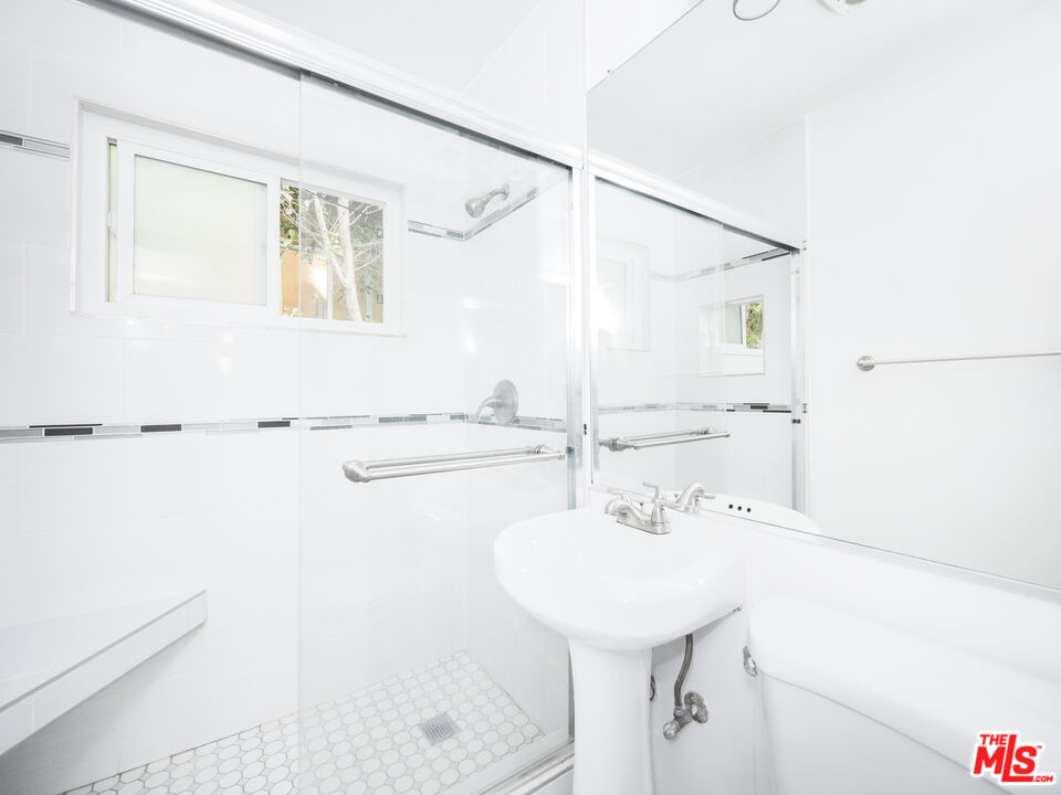 Los Angeles, California, 90066, United States, 4 Bedrooms Bedrooms, ,Residential,For Sale,1705124
