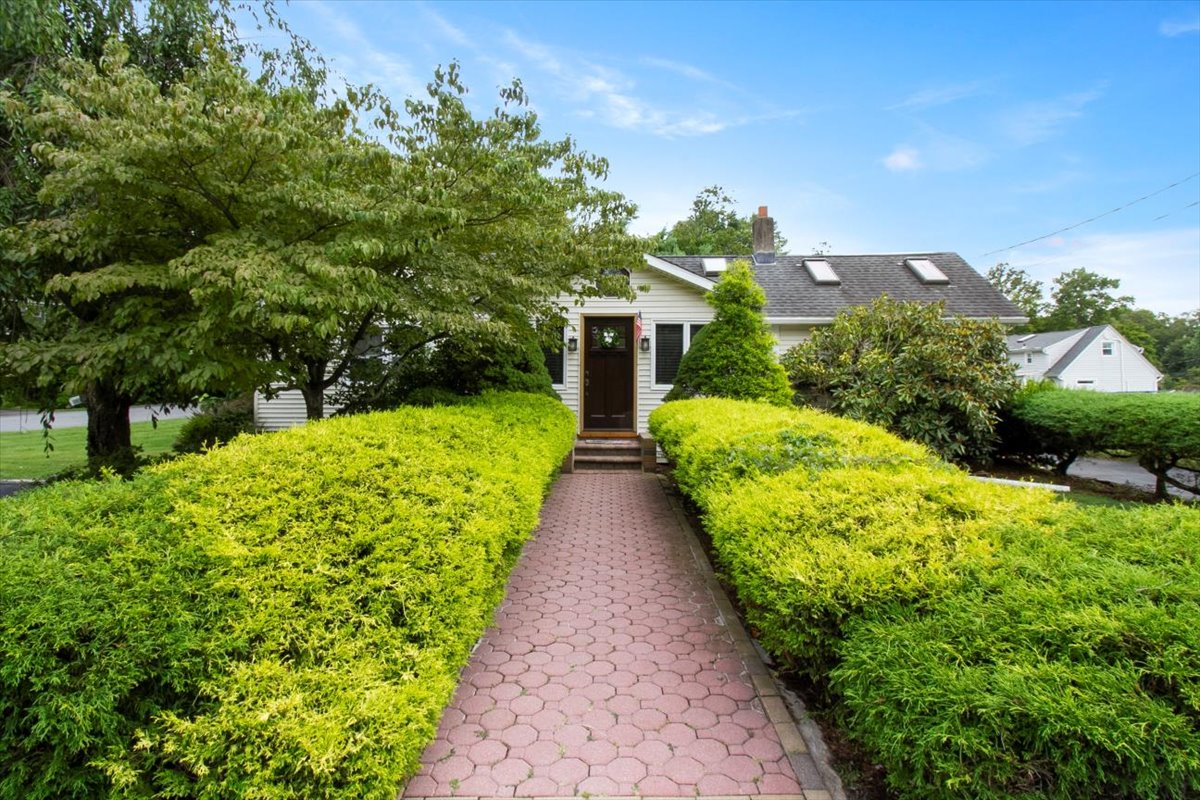 Yorktown Heights, New York, 10598, United States, 3 Bedrooms Bedrooms, ,2 BathroomsBathrooms,Residential,For Sale,1975256