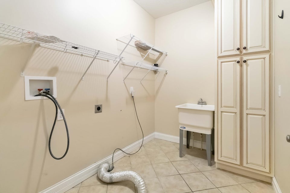 Dunnville, Kentucky, 42528, United States, 6 Bedrooms Bedrooms, ,5 BathroomsBathrooms,Residential,For Sale,1998018