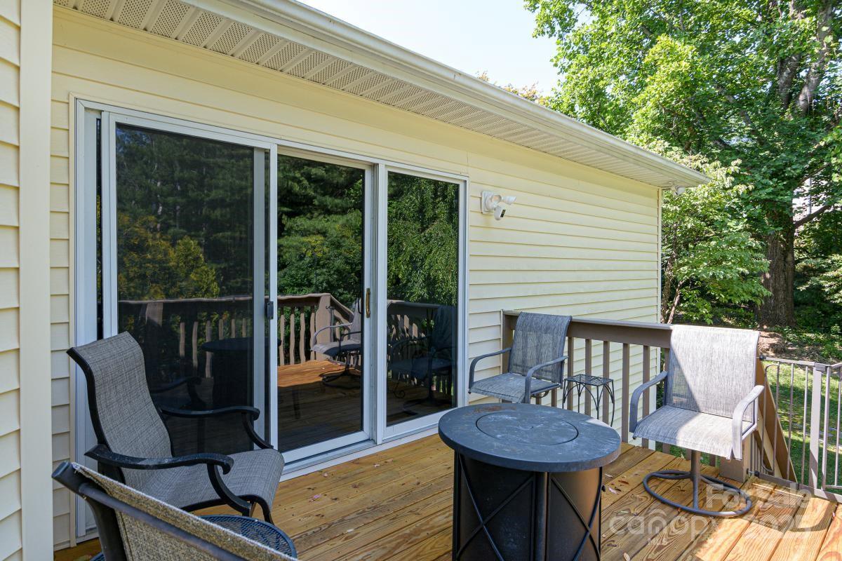 Hendersonville, North Carolina, 28739, United States, 3 Bedrooms Bedrooms, ,2 BathroomsBathrooms,Residential,For Sale,1974485