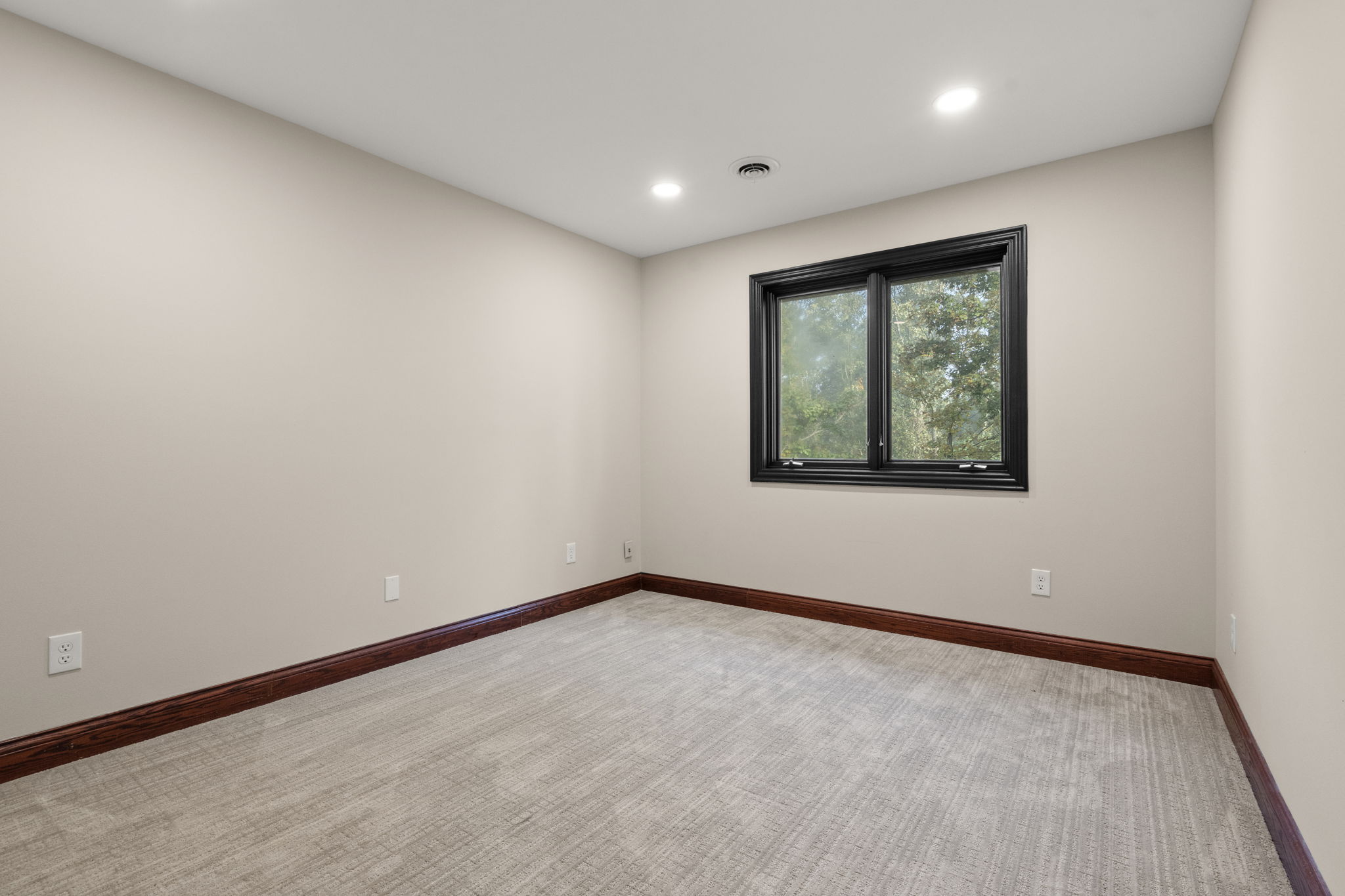  Fully Updated 5 Bedroom Home on Private, Wooded Lot in Gated Community - 物件實景