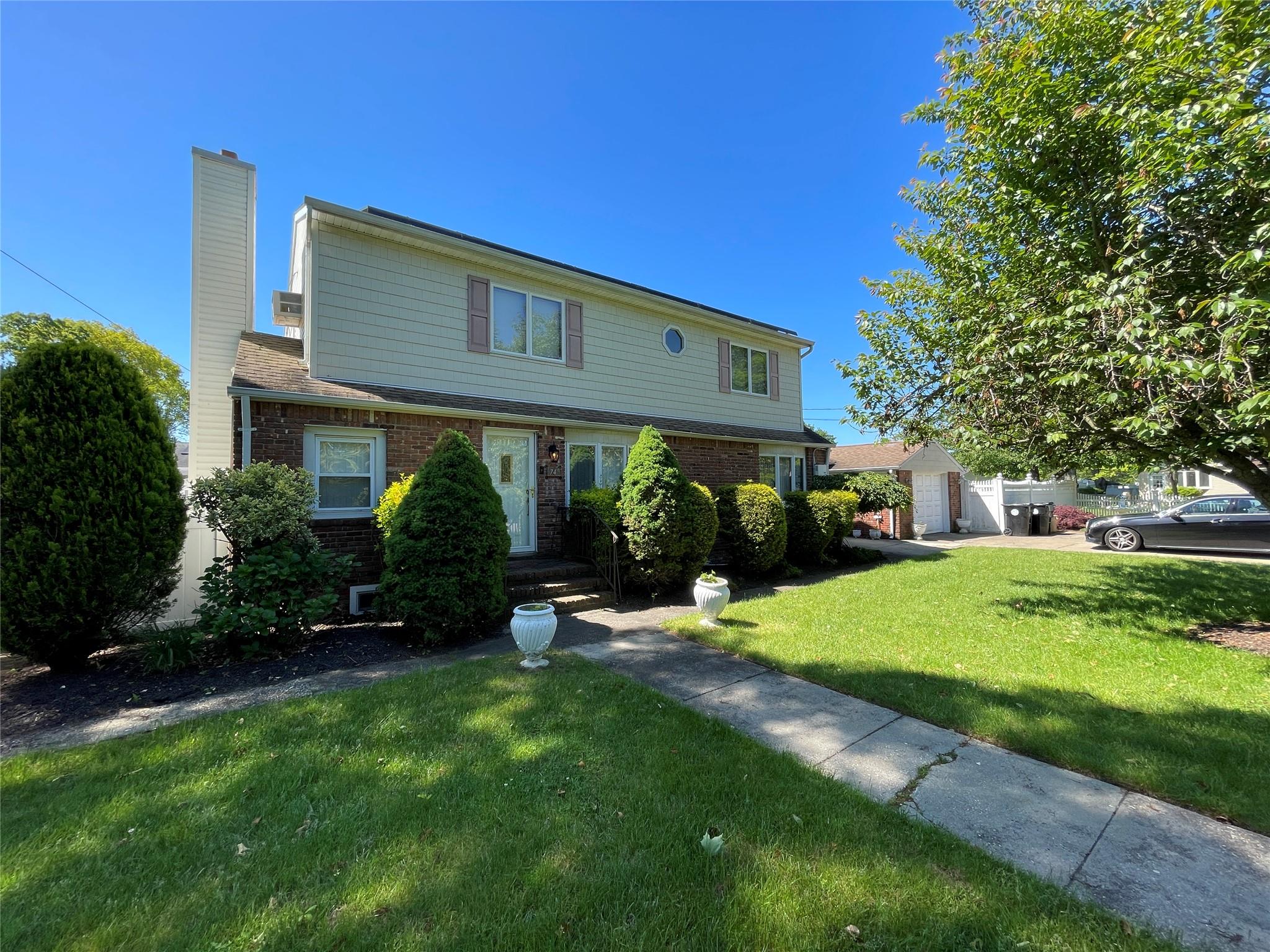 West Islip, New York, 11795, United States, 4 Bedrooms Bedrooms, ,3 BathroomsBathrooms,Residential,For Sale,1869198