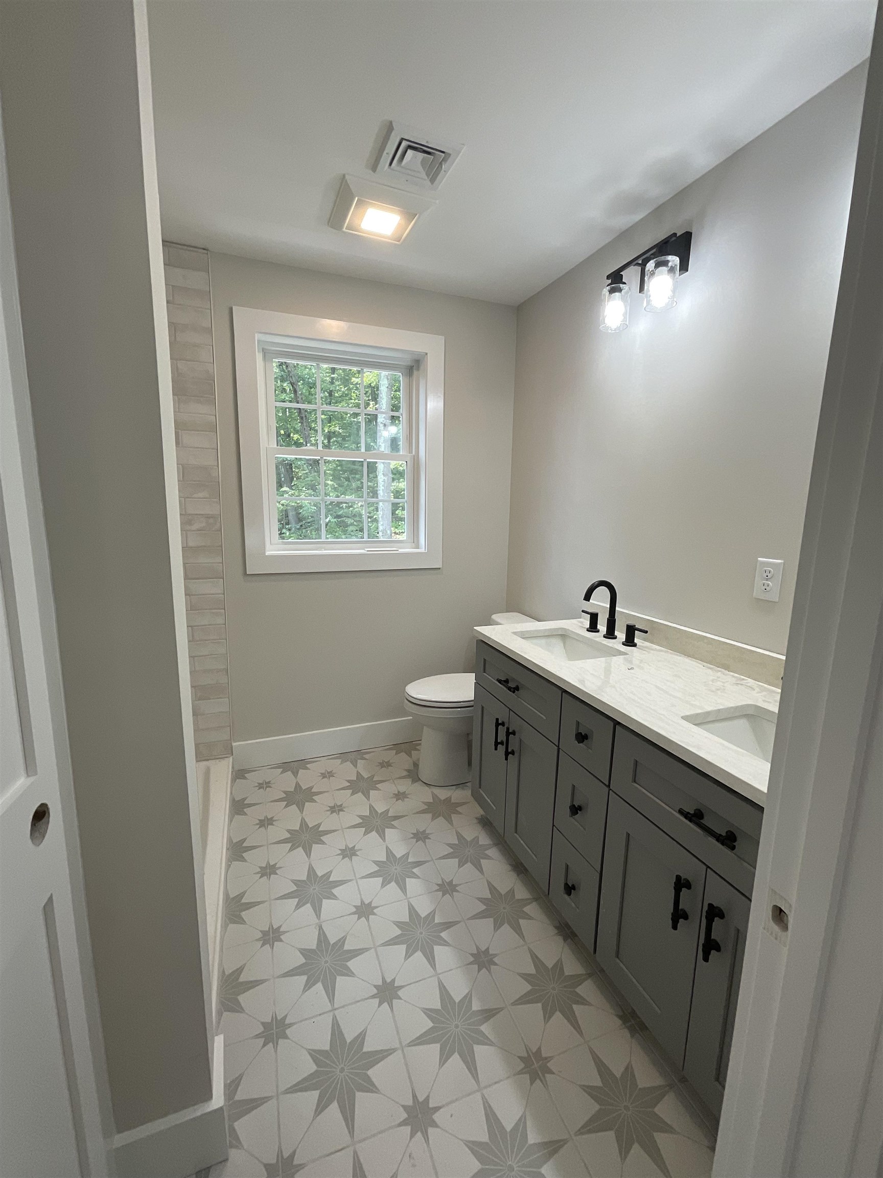 Manchester, New Hampshire, 03102, United States, 4 Bedrooms Bedrooms, ,3 BathroomsBathrooms,Residential,For Sale,1901440