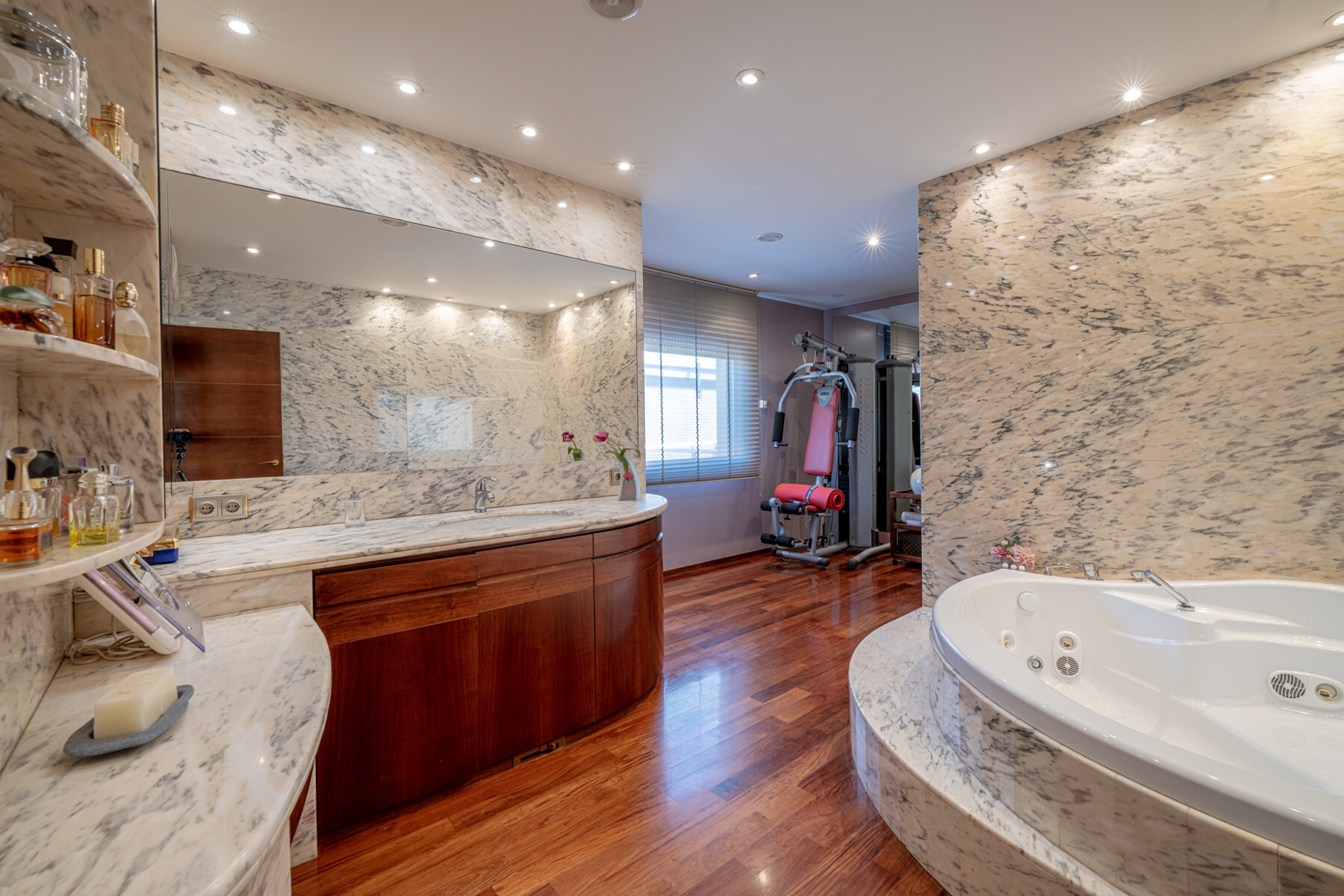  Extraordinary property with 2 separate houses in a prime location - 物件實景