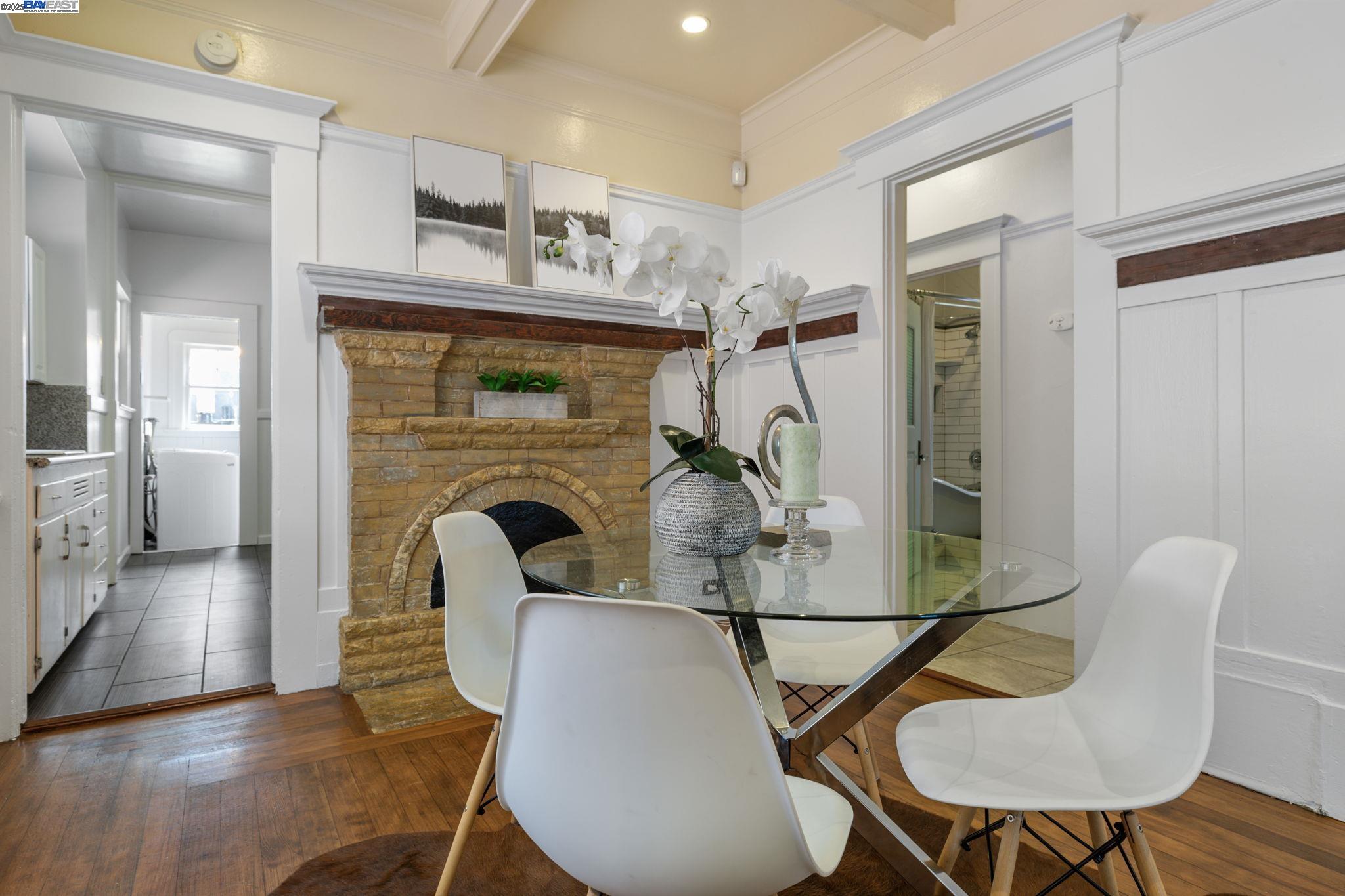 Oakland, California, 94606, United States, 3 Bedrooms Bedrooms, ,2 BathroomsBathrooms,Residential,For Sale,1839089