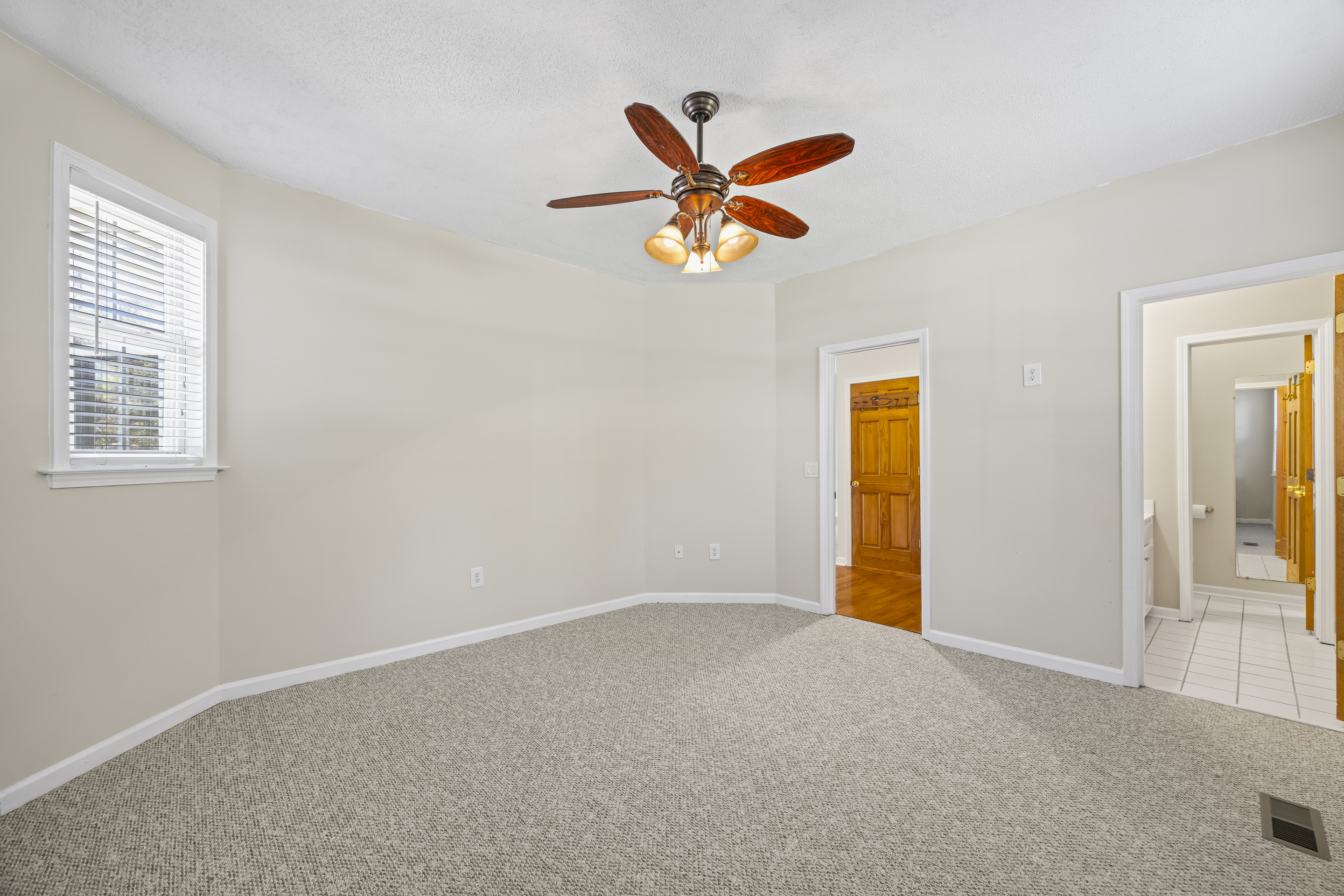 Hartwell, Georgia, 30643, United States, 4 Bedrooms Bedrooms, ,4 BathroomsBathrooms,Residential,For Sale,1906193