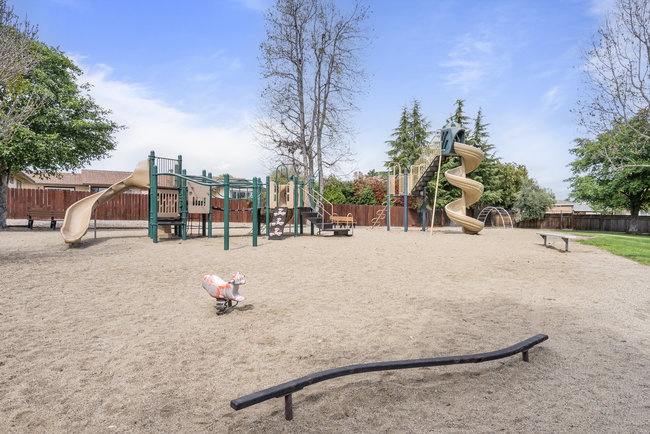 Hollister, California, 95023, United States, 3 Bedrooms Bedrooms, ,2 BathroomsBathrooms,Residential,For Sale,1882231