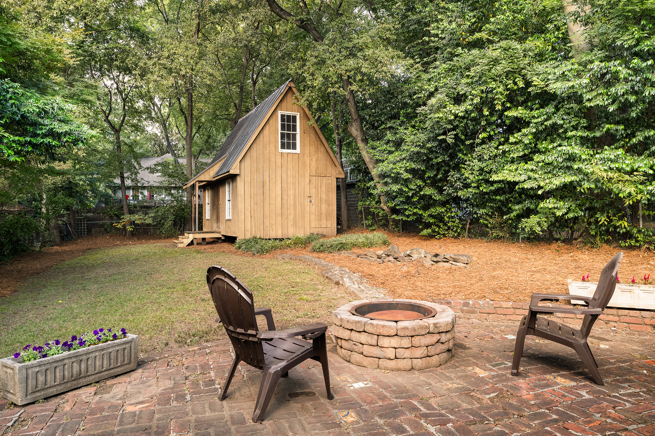  Charming Bungalow in the Heart of Sought-after Brookwood - 物件實景