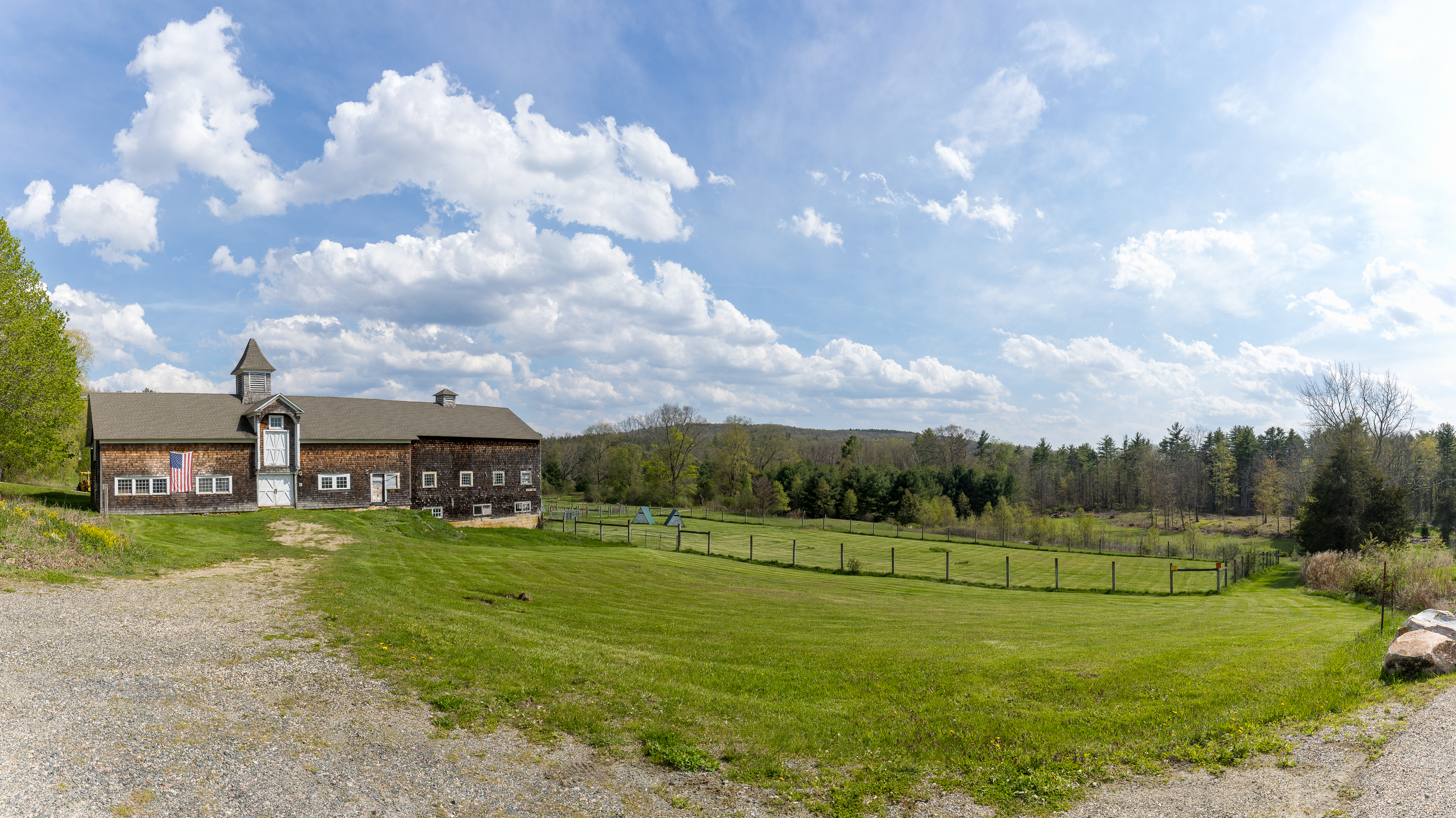  A Tranquil Berkshire Legacy: 22 Scenic Acres and a Landmark 3-Story Barn, Brookm - 物件實景
