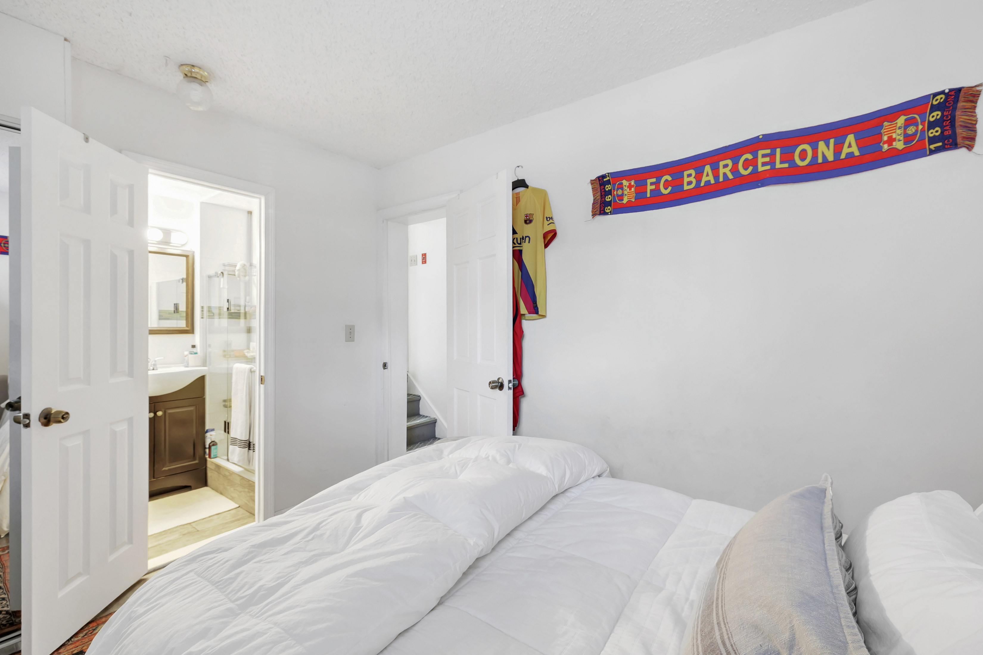 Stratford, Connecticut, 06614, United States, 4 Bedrooms Bedrooms, ,4 BathroomsBathrooms,Residential,For Sale,1996522