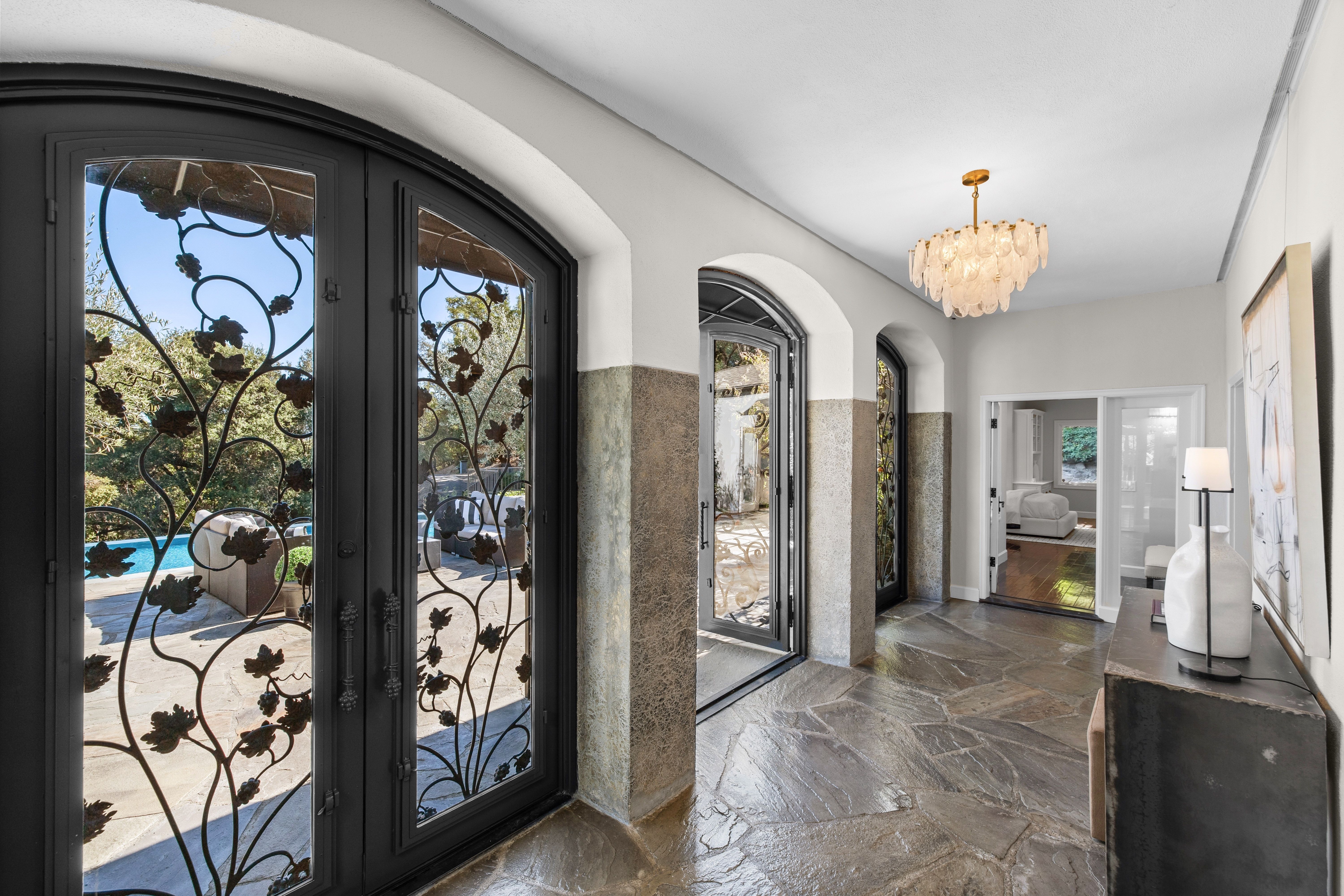  Resort Living in Sorich Park — Gated Mediterranean Estate With Pool and Views - 物件實景