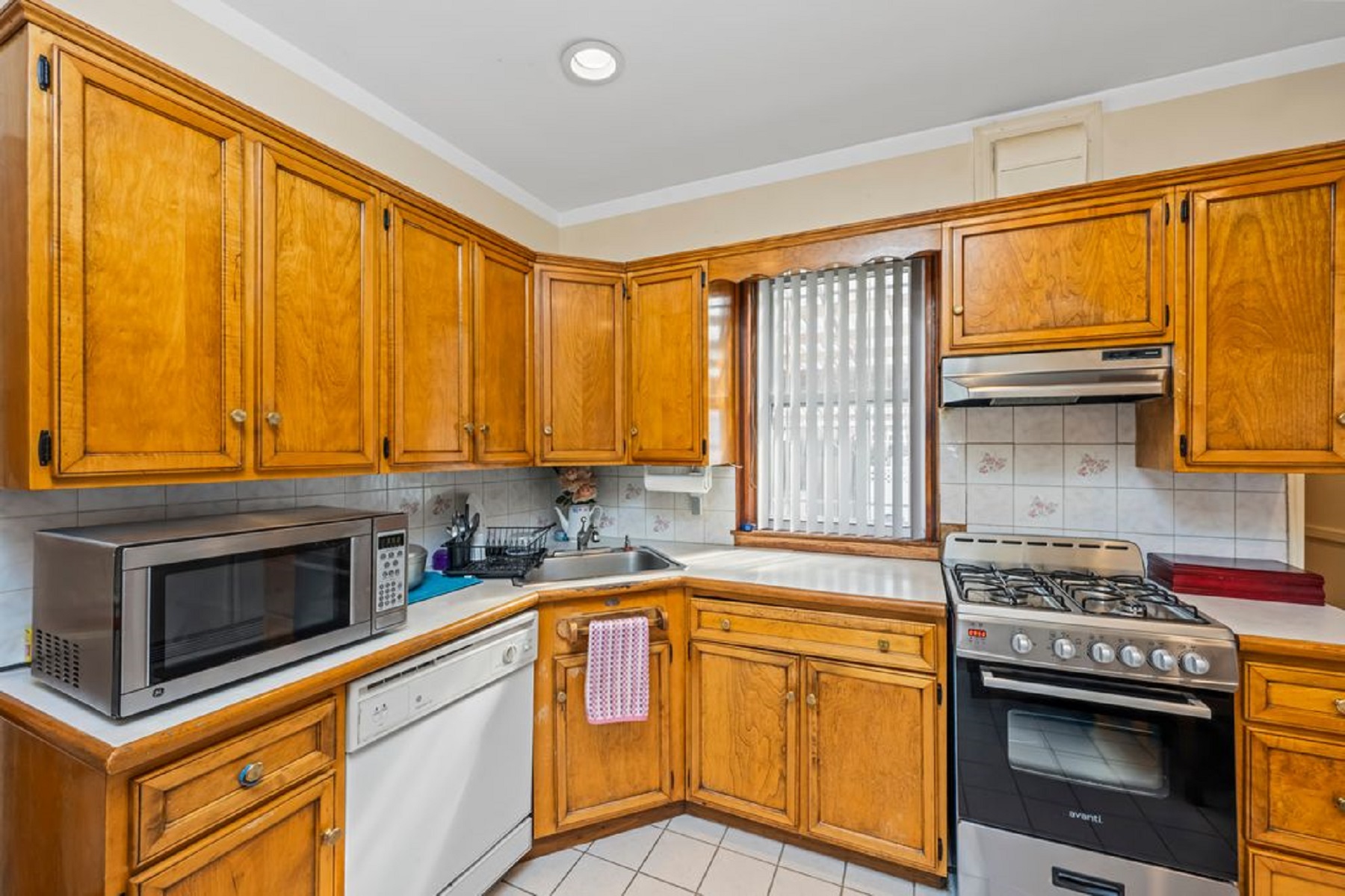  1569 East 45th Street - 物件實景