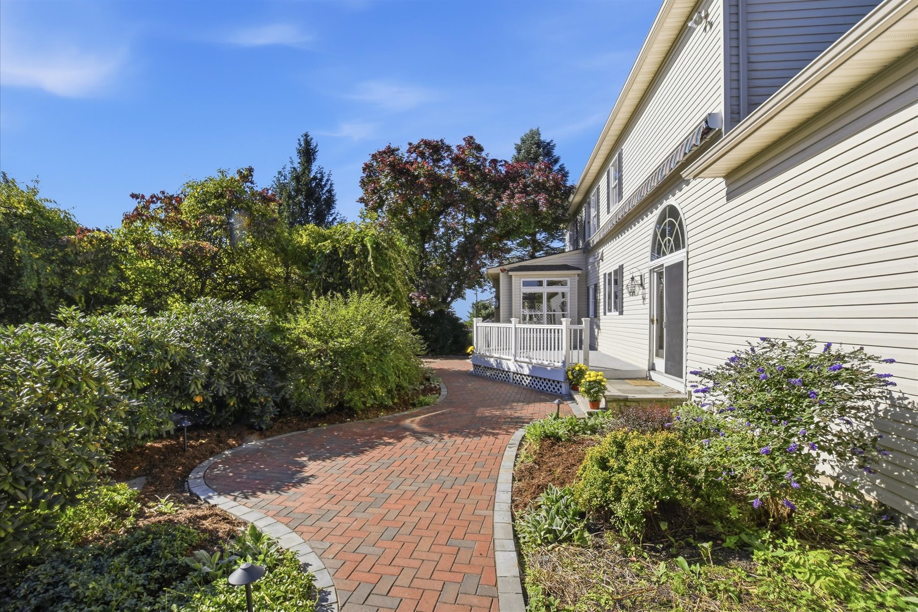  Distinctive Colonial Home Located in Well-Established Neighborhood - 物件實景