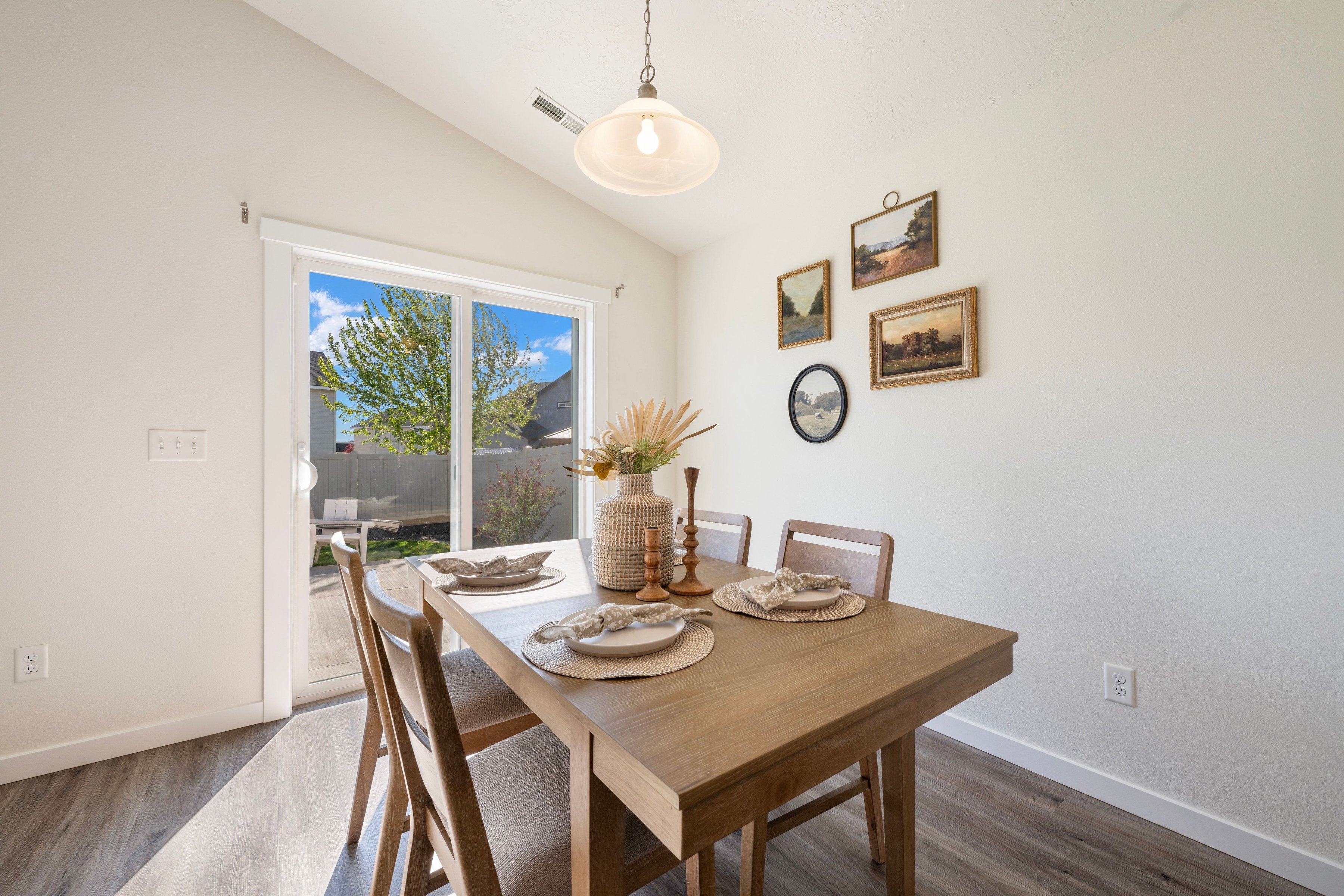  Better Than New  Move-In Ready with Space to Live & Relax - 物件實景