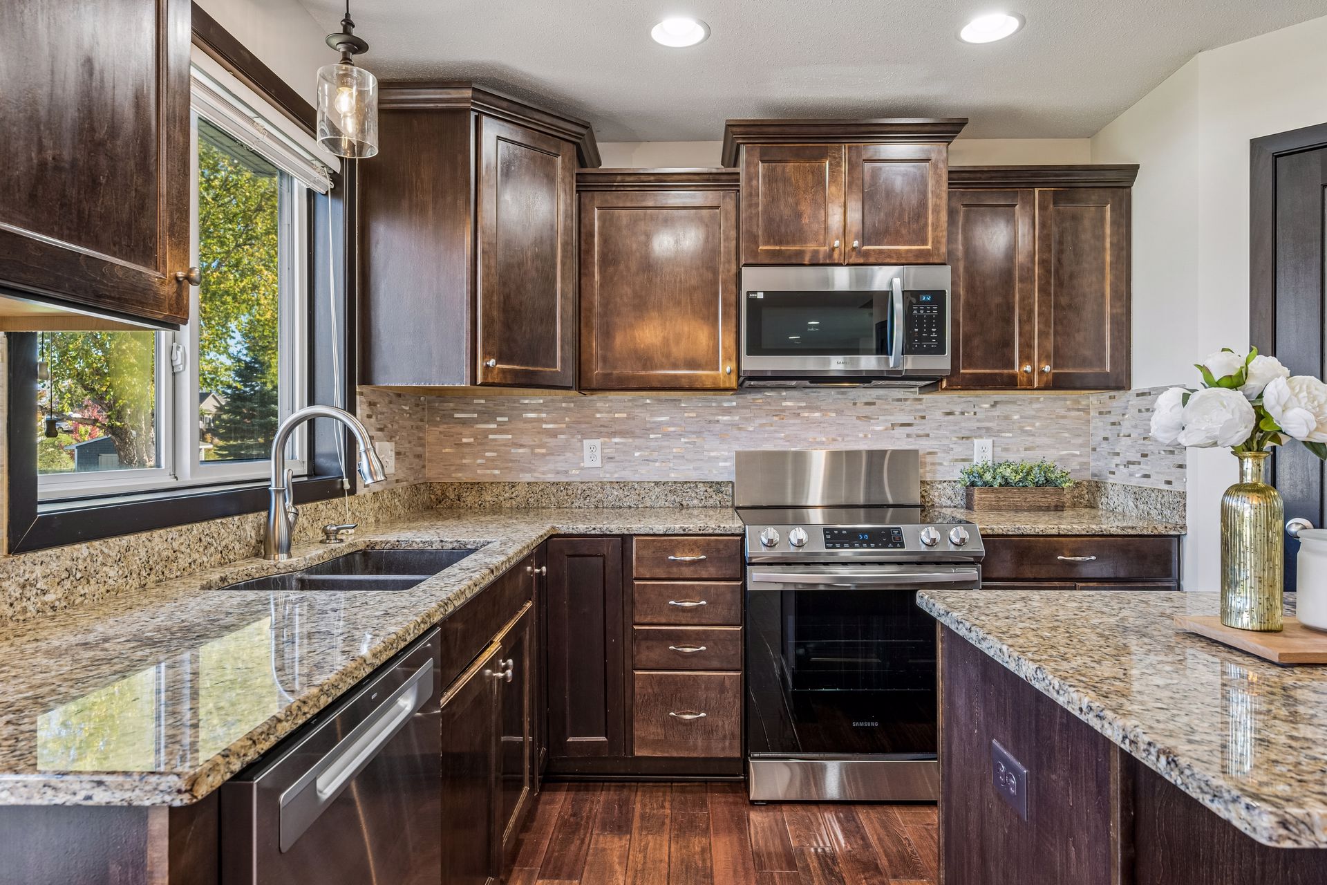 A Spacious Albertville Home Designed for Entertaining - 物件實景