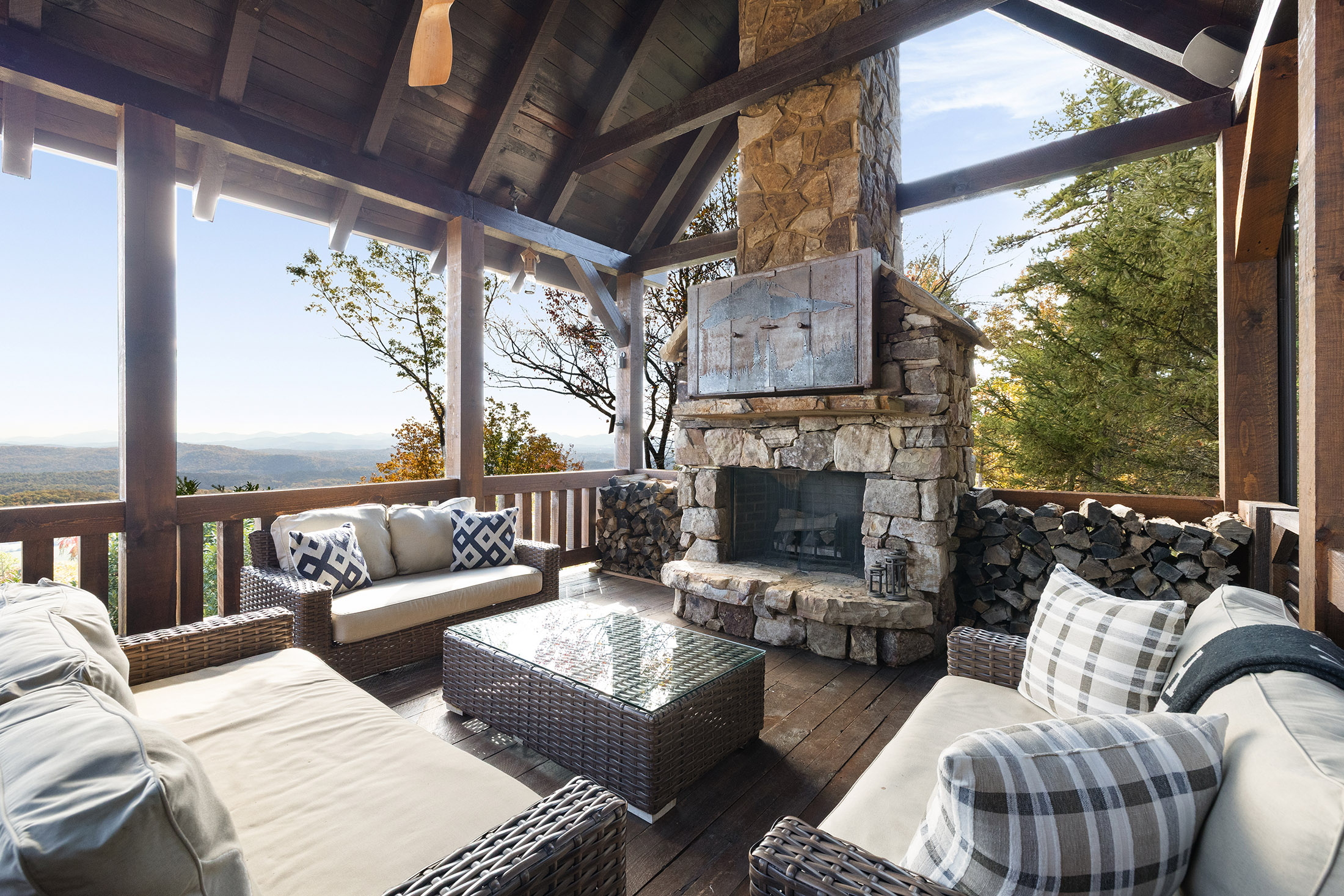  Mineral Bluff Retreat Offers Resort-caliber Outdoor Living and Sweeping Views - 物件實景