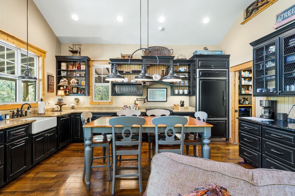 Murphy, North Carolina, 28906, United States, 3 Bedrooms Bedrooms, ,3 BathroomsBathrooms,Residential,For Sale,1982645