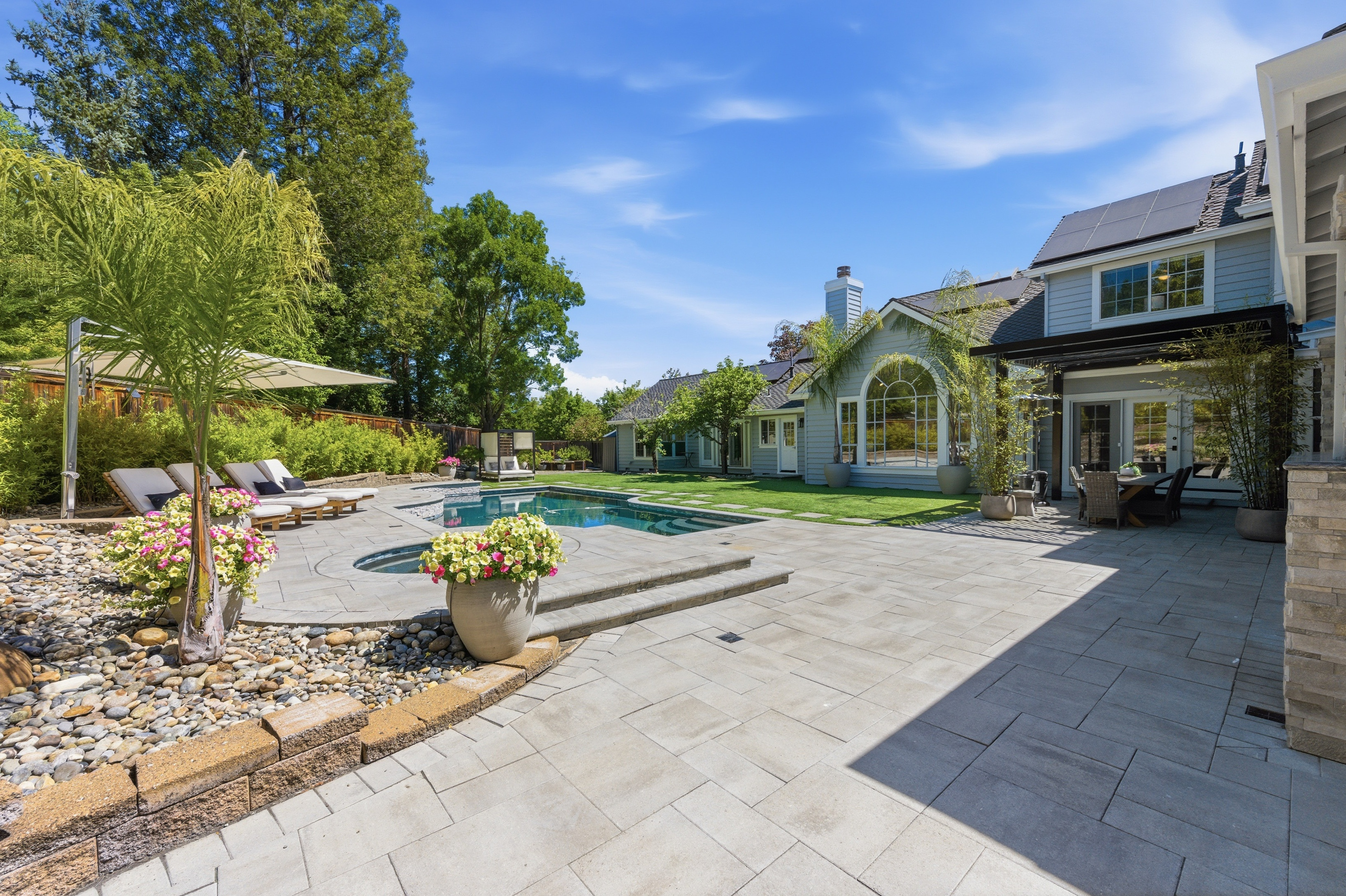  Timeless Transitional Estate with Resort-Style Backyard - 物件實景