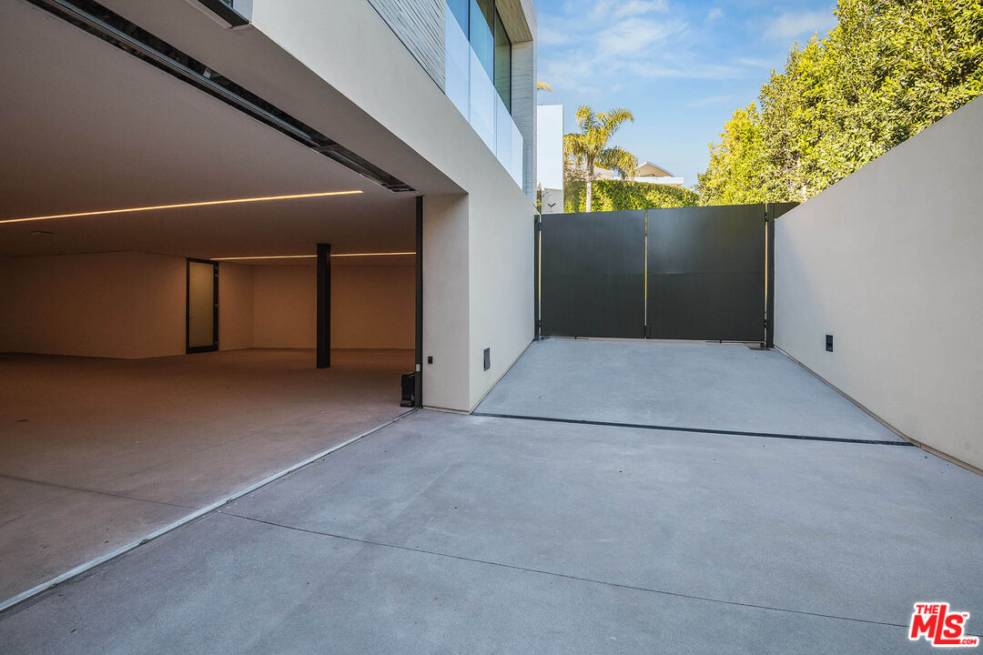Los Angeles, California, 90069, United States, 7 Bedrooms Bedrooms, ,9 BathroomsBathrooms,Residential,For Sale,1925200