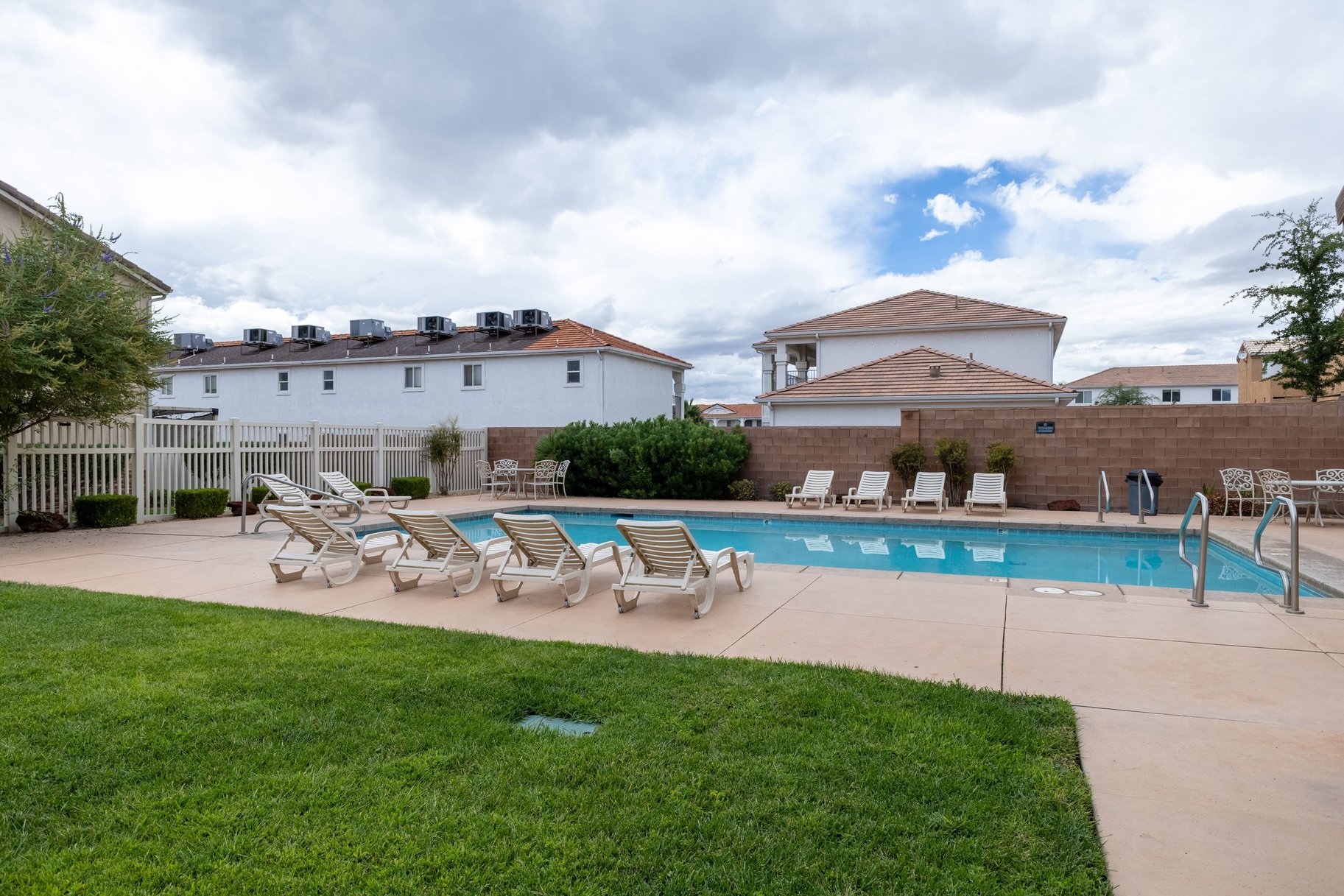  Private End Unit Townhome Near College, Hospital & Shopping – Move-In Ready - 物件實景