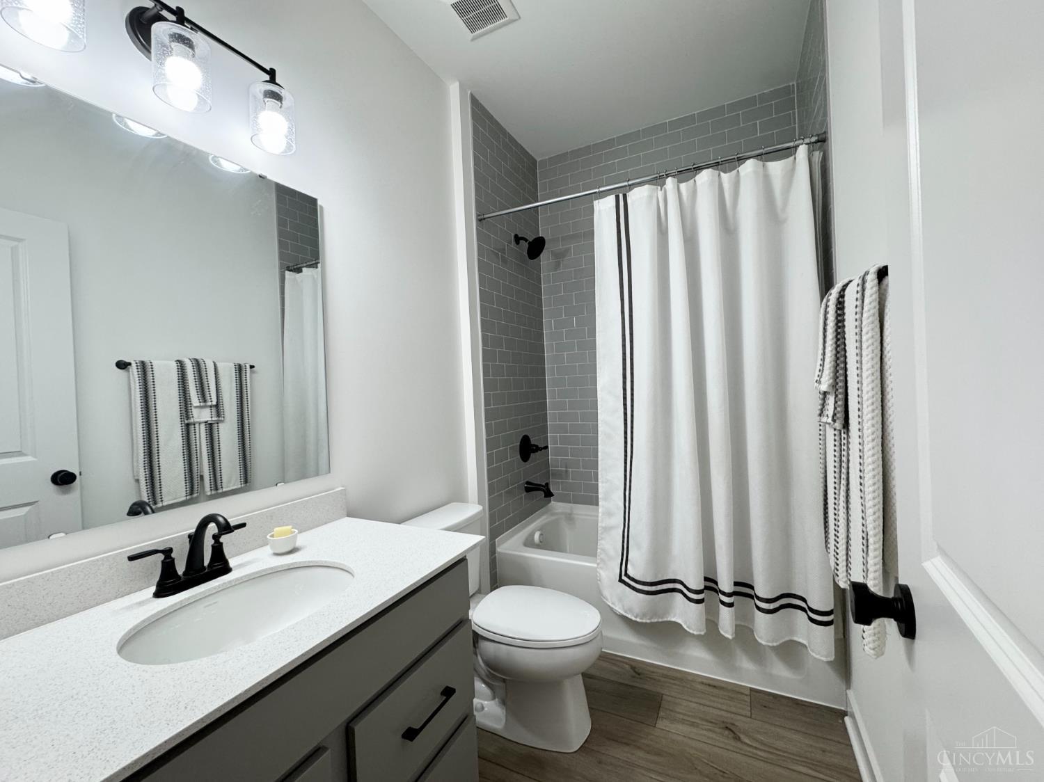 Loveland, Ohio, 45140, United States, 3 Bedrooms Bedrooms, ,3 BathroomsBathrooms,Residential,For Sale,2003068