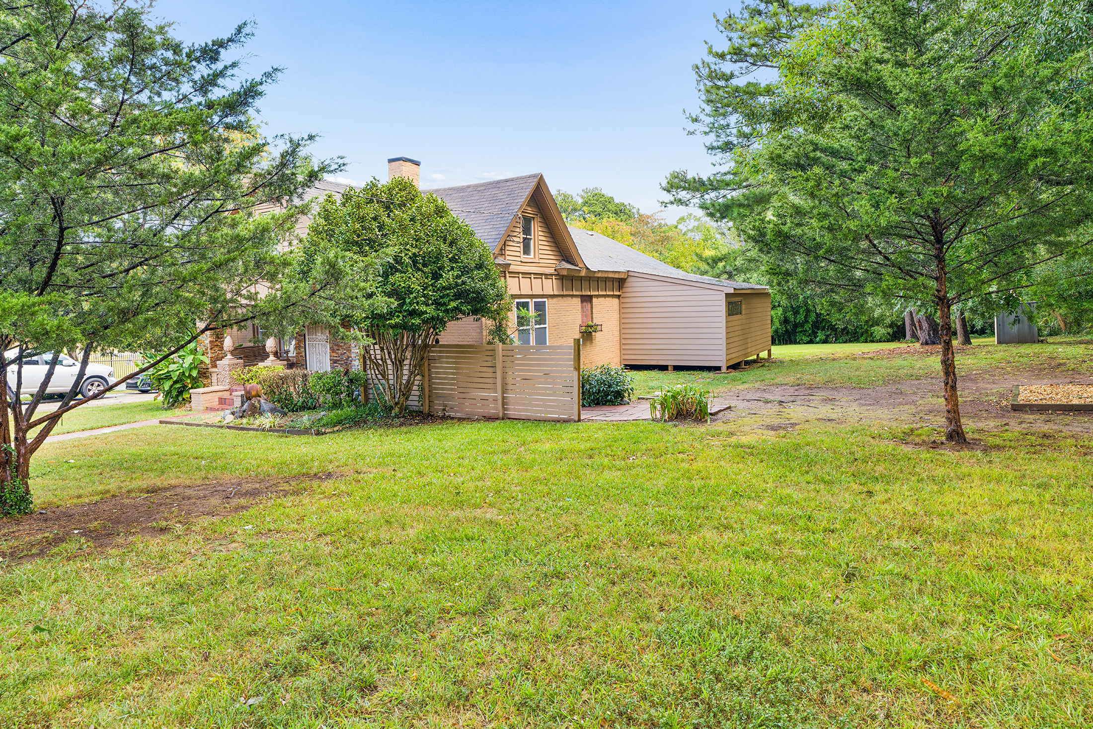  Charming Bungalow Offers Flexible Living Spaces and Impressive 0.6+/- Acre Lot - 物件實景