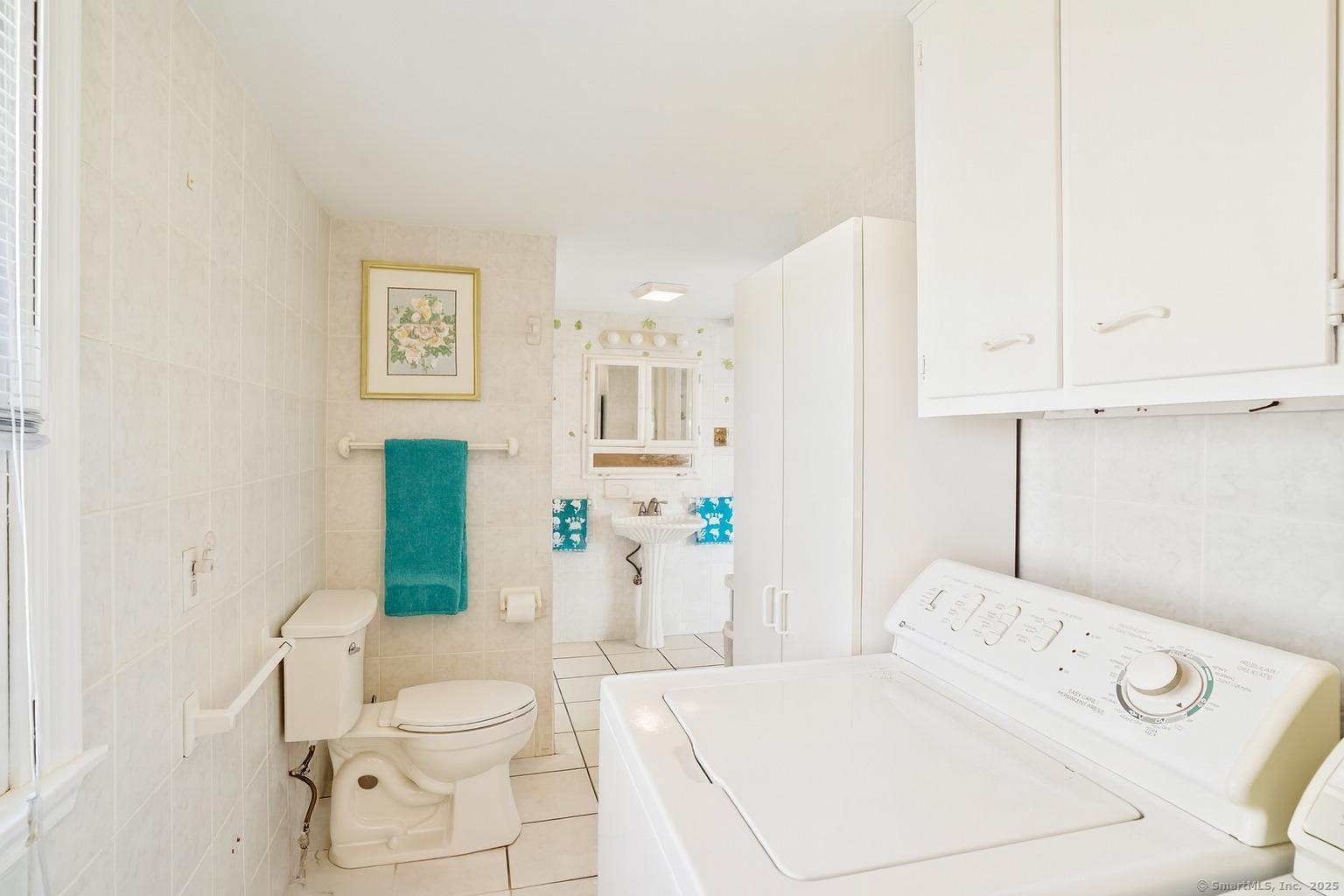 Stratford, Connecticut, 06615, United States, 3 Bedrooms Bedrooms, ,2 BathroomsBathrooms,Residential,For Sale,1940586