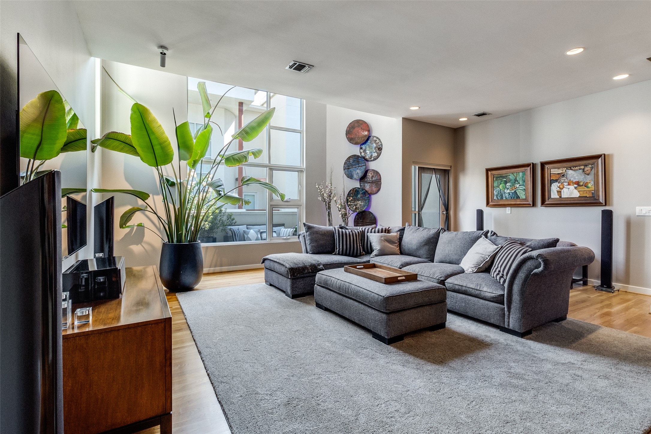 Dallas, Texas, 75204, United States, 2 Bedrooms Bedrooms, ,3 BathroomsBathrooms,Residential,For Sale,1917449