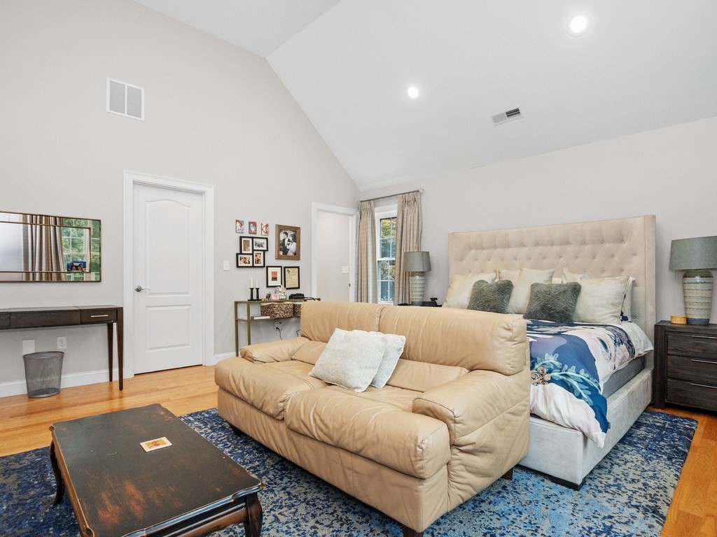 Waltham, Massachusetts, 02451, United States, 4 Bedrooms Bedrooms, ,5 BathroomsBathrooms,Residential,For Sale,1940187