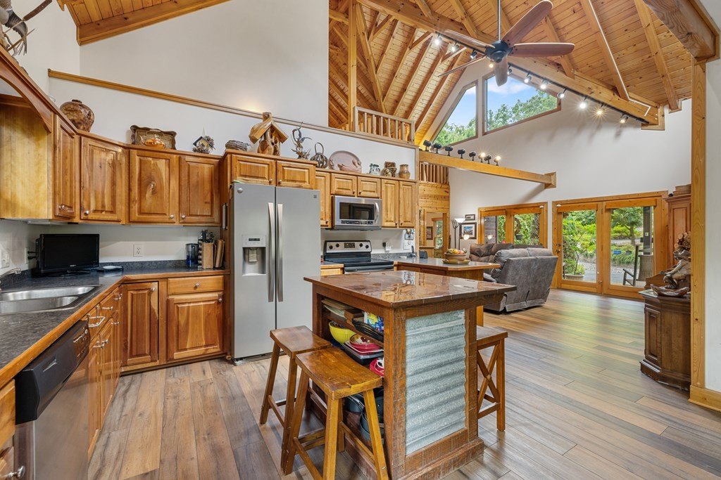 Blairsville, Georgia, 30512, United States, 3 Bedrooms Bedrooms, ,4 BathroomsBathrooms,Residential,For Sale,1895292