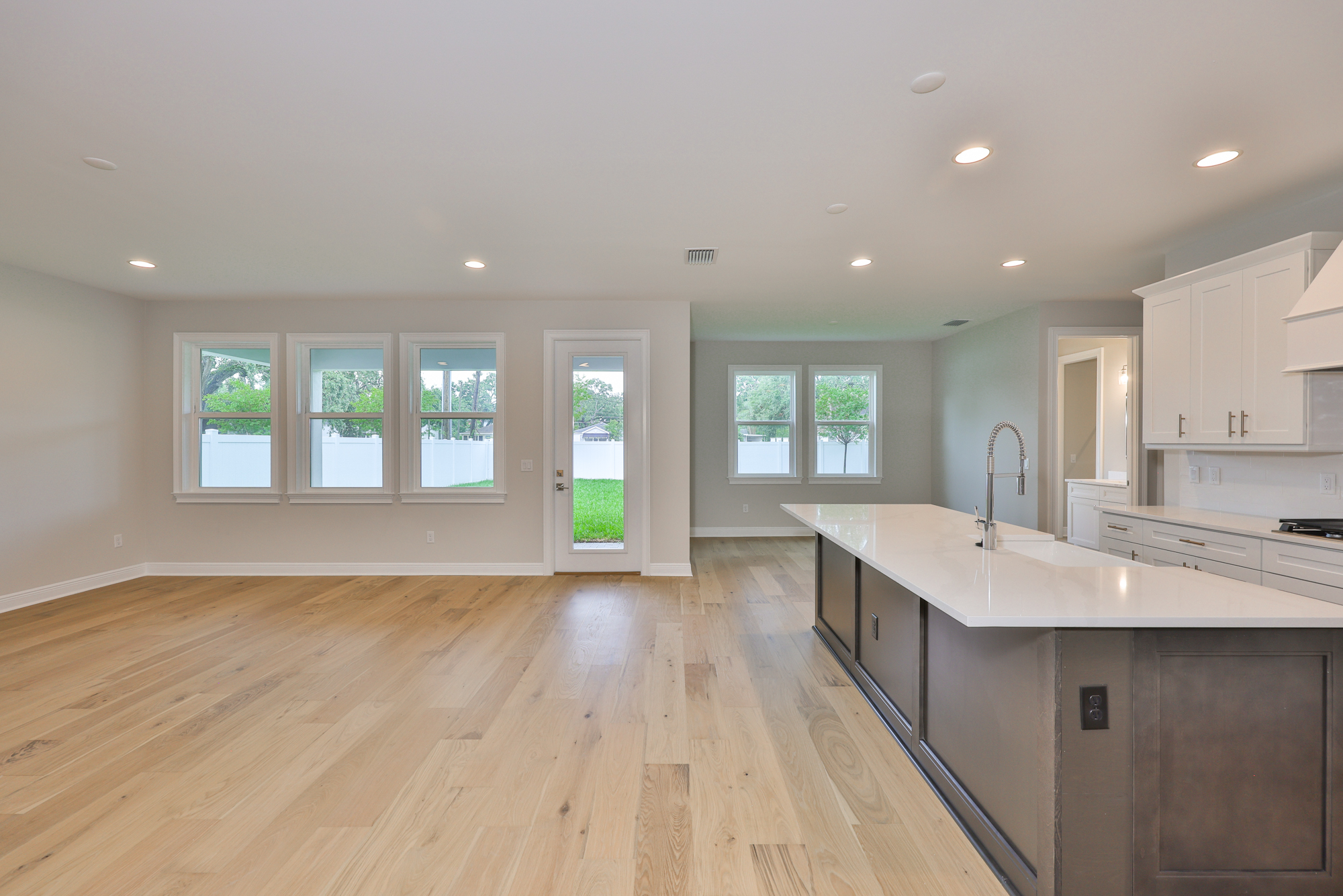 Tampa, Florida, 33609, United States, 4 Bedrooms Bedrooms, ,5 BathroomsBathrooms,Residential,For Sale,1792306