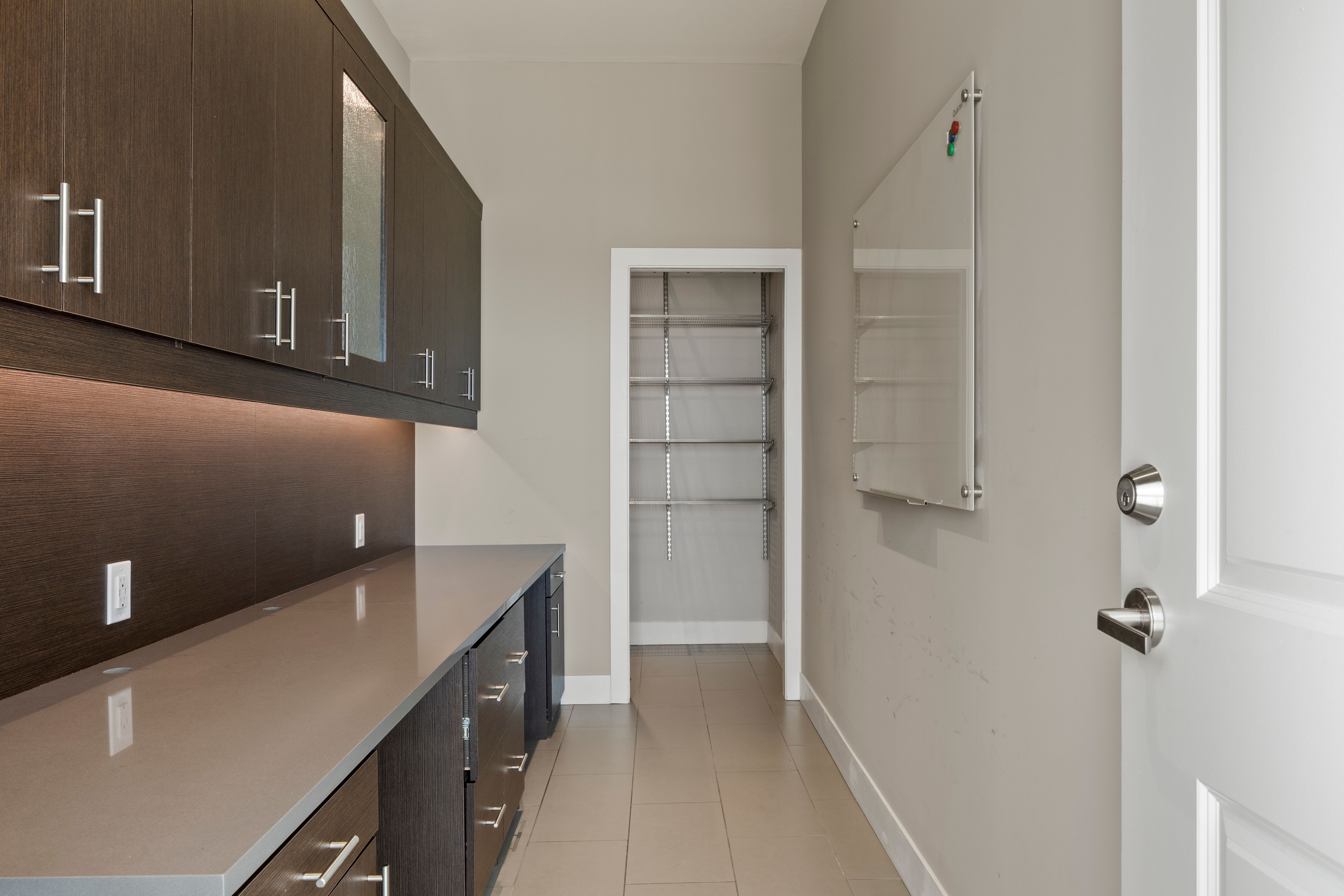  Over 1000 Feet of Private Terrace Throughout This Penthouse - 物件實景