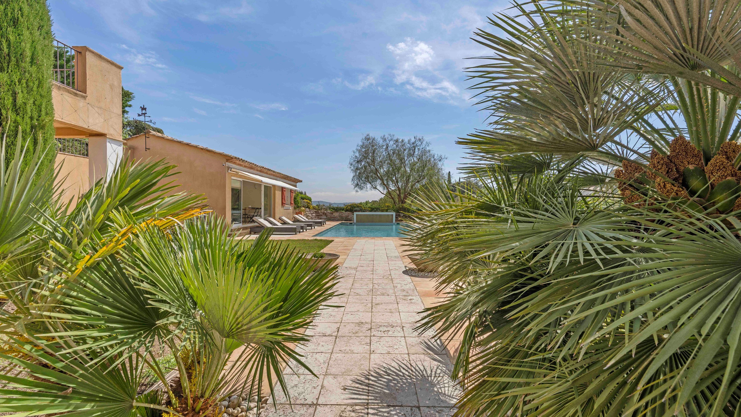  Highly sought-after private estate: contemporary villa close to the Beauvallon … - 物件實景