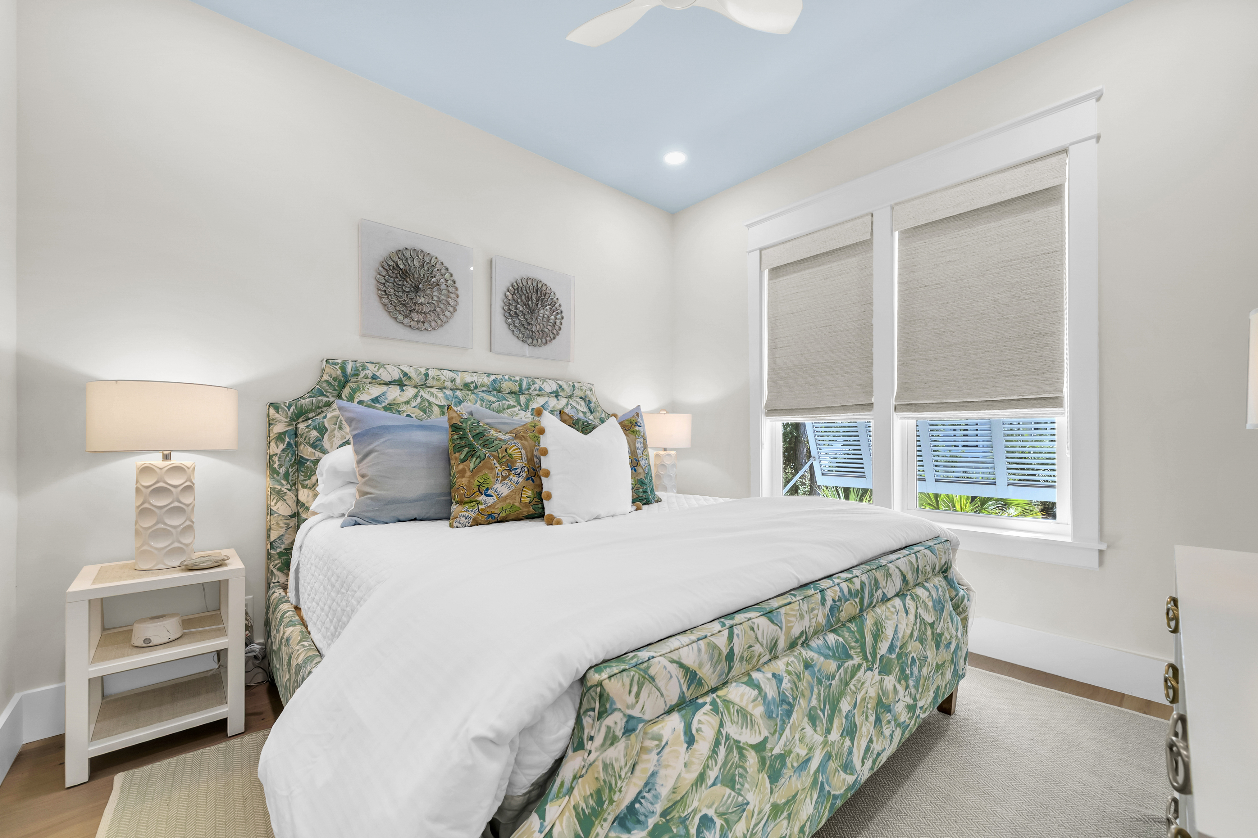  Custom Coastal Home With Private Pool And Expansive Outdoor Living - 物件實景