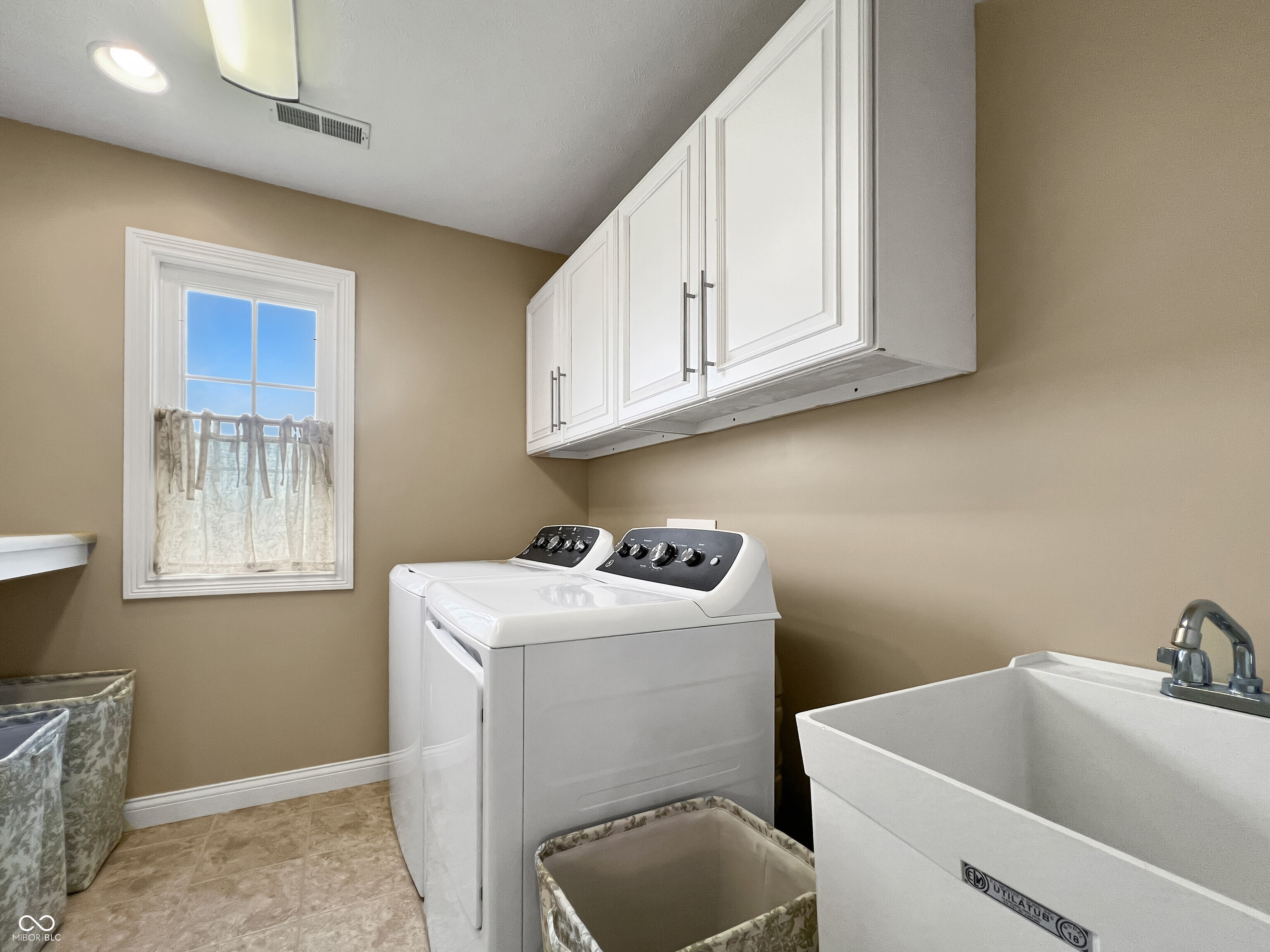 Columbus, Indiana, 47201, United States, 5 Bedrooms Bedrooms, ,4 BathroomsBathrooms,Residential,For Sale,2048800