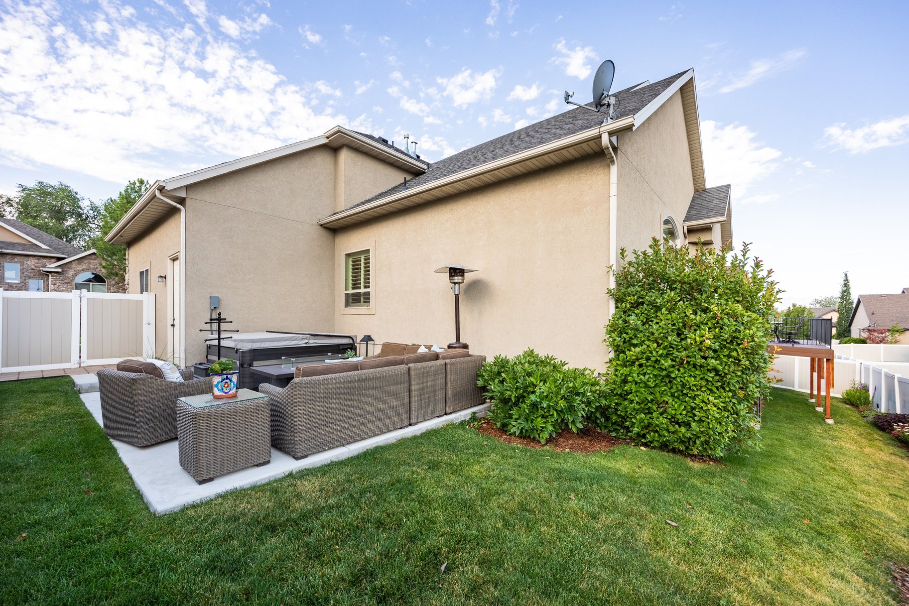  Beautifully Designed Home with a Main-Level Primary & Inviting Outdoor Spaces - 物件實景