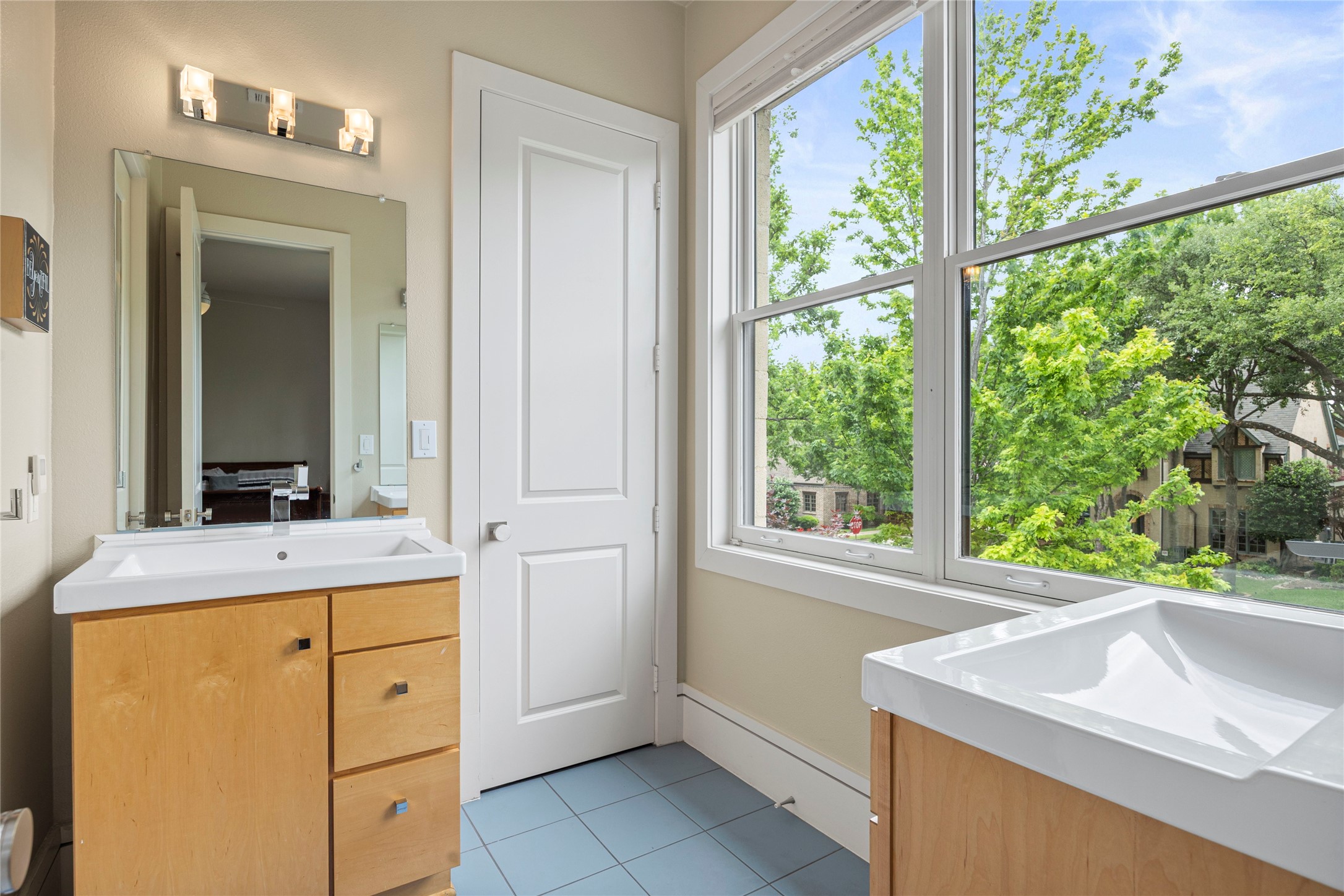 Dallas, Texas, 75214, United States, 4 Bedrooms Bedrooms, ,5 BathroomsBathrooms,Residential,For Sale,1794312