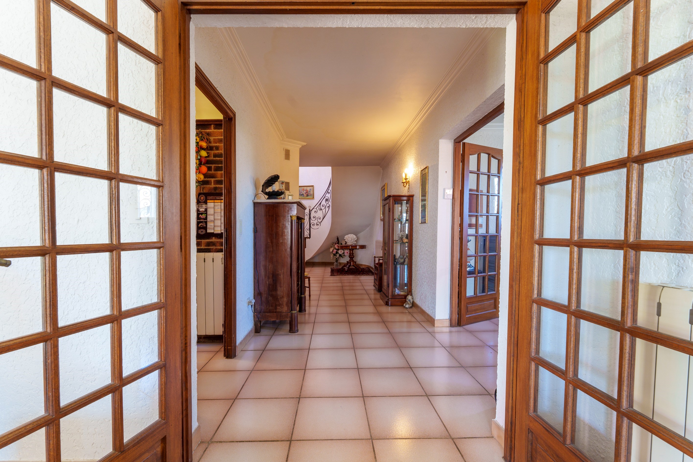  Family villa awaiting a new lease of life... - 物件實景