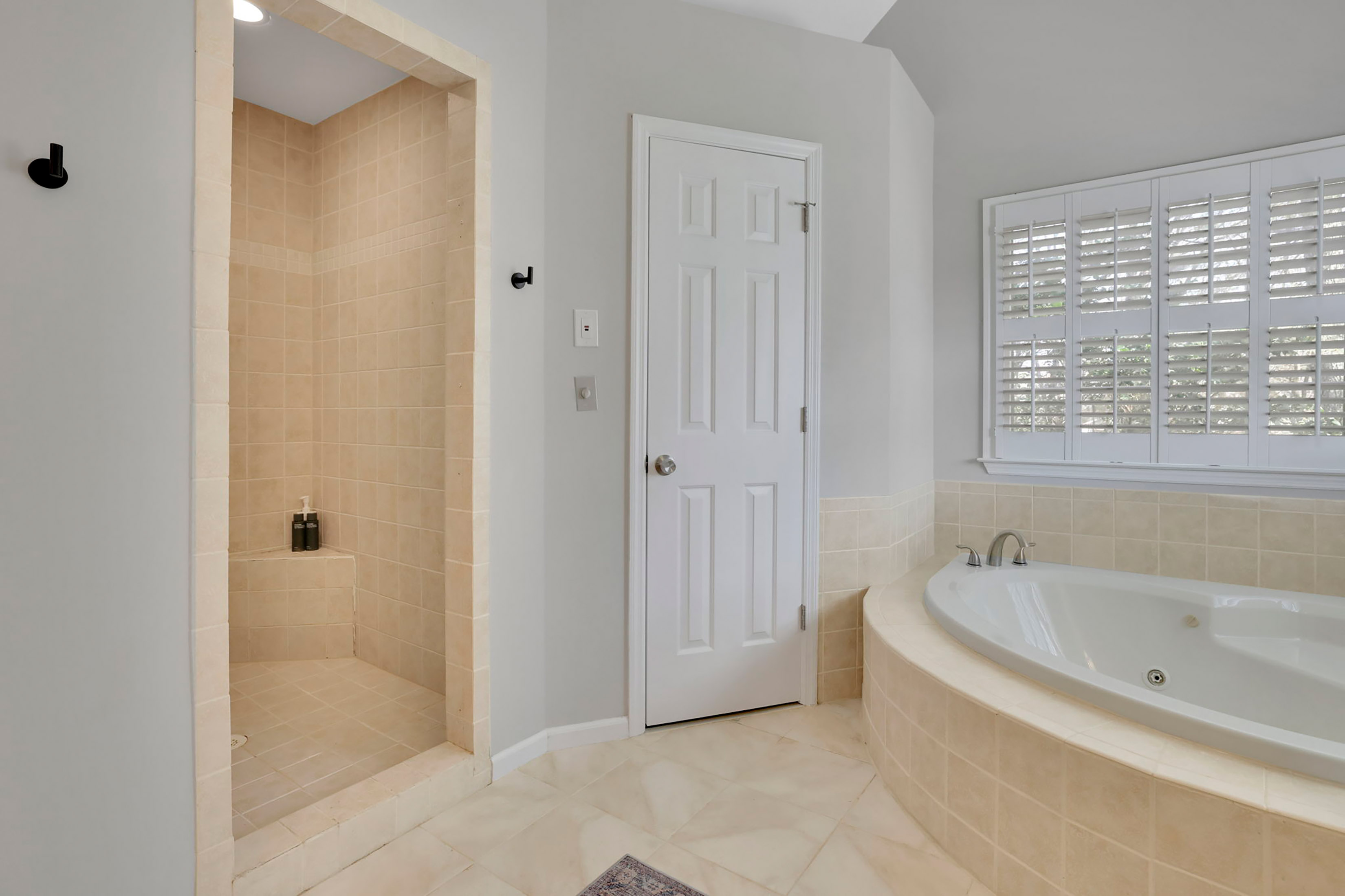  Beautifully Maintained Home Nestled Within a Quiet and Established Community - 物件實景