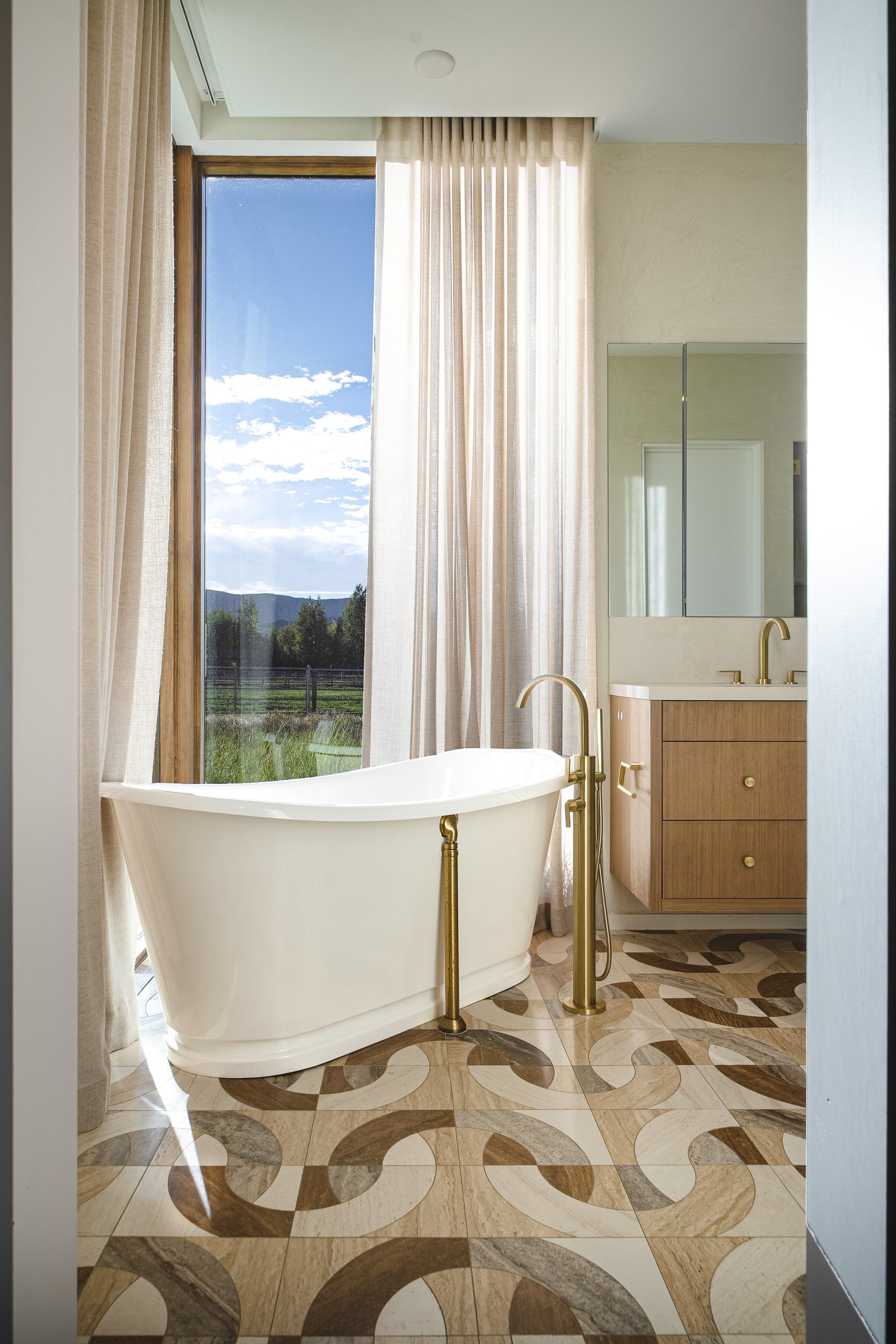  Single-Level Modern at Old Ranch Road Surrounded by Meadow and Mountain Views - 物件實景