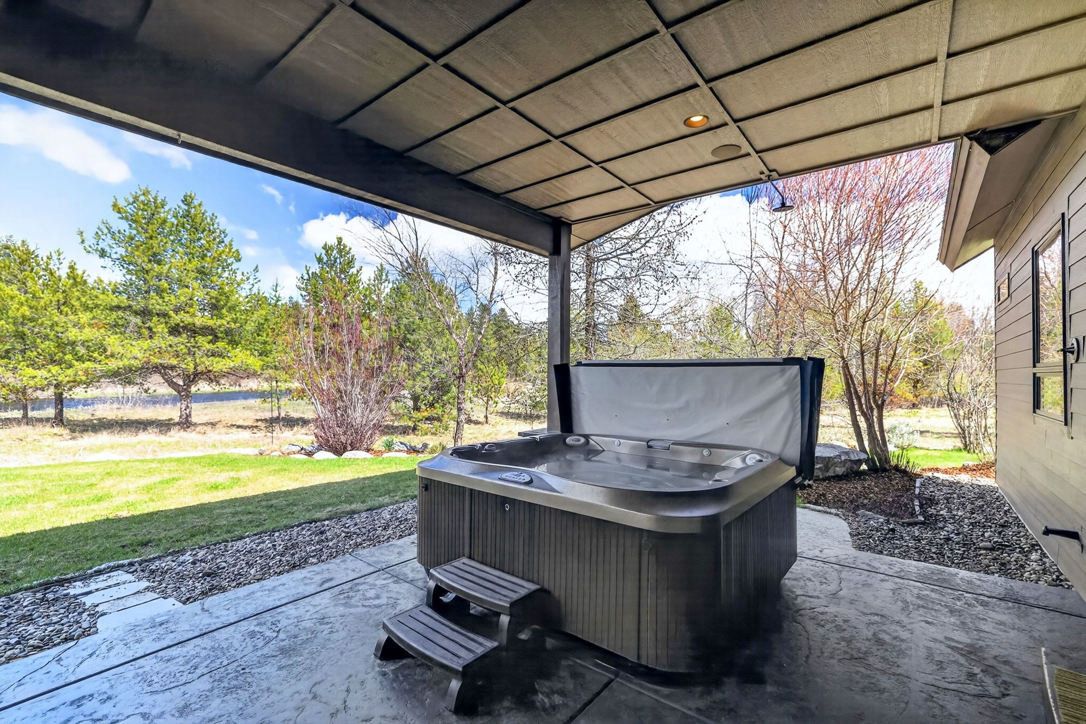  Stunning Home with Payette River Frontage on 2.66 Acres in McCall, Idaho - 物件實景