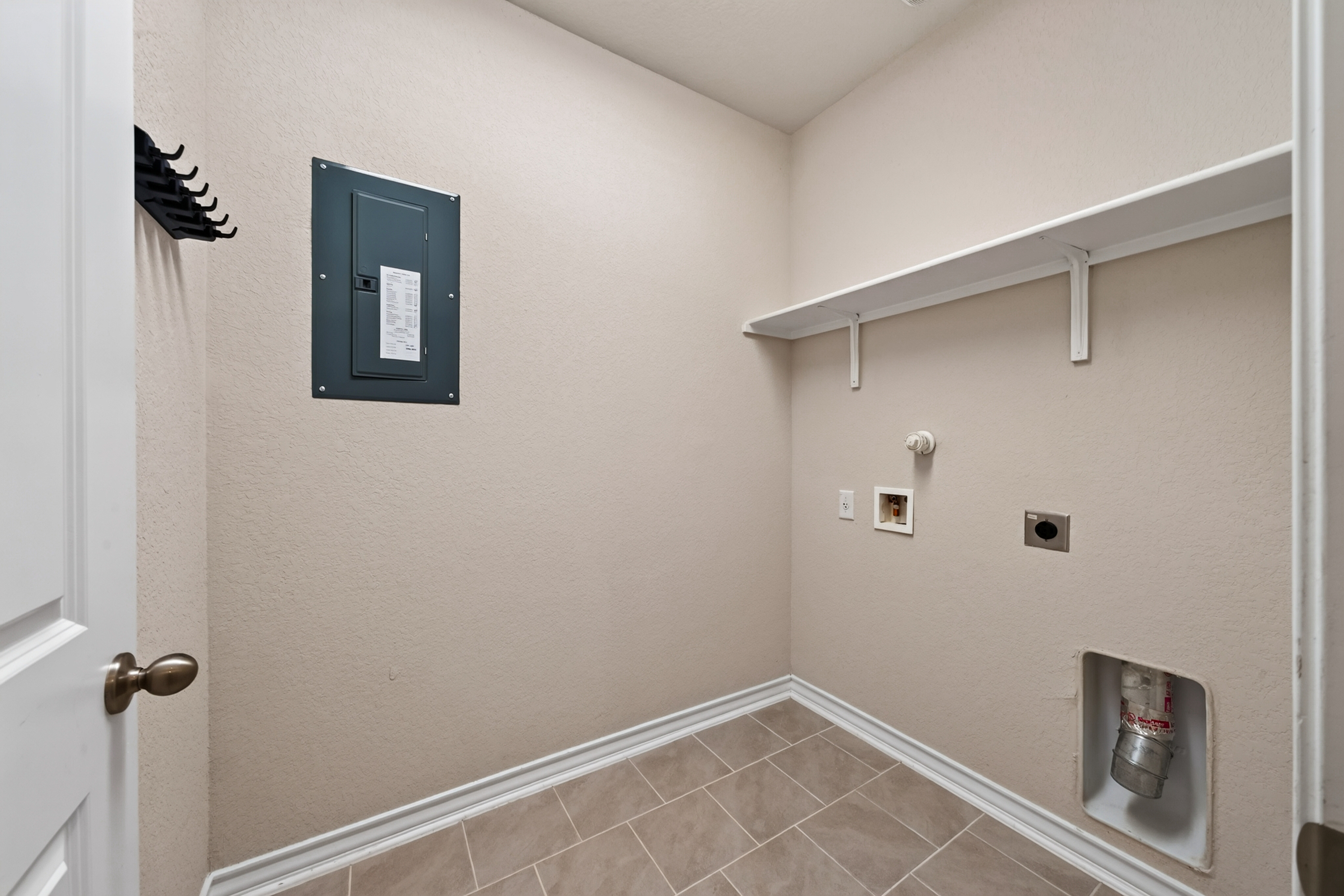  5-Bedroom Move-In Ready - 物件實景
