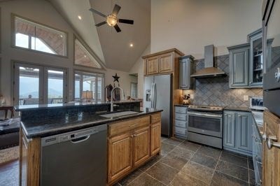 Hiawassee, Georgia, 30546, United States, 3 Bedrooms Bedrooms, ,4 BathroomsBathrooms,Residential,For Sale,1933523