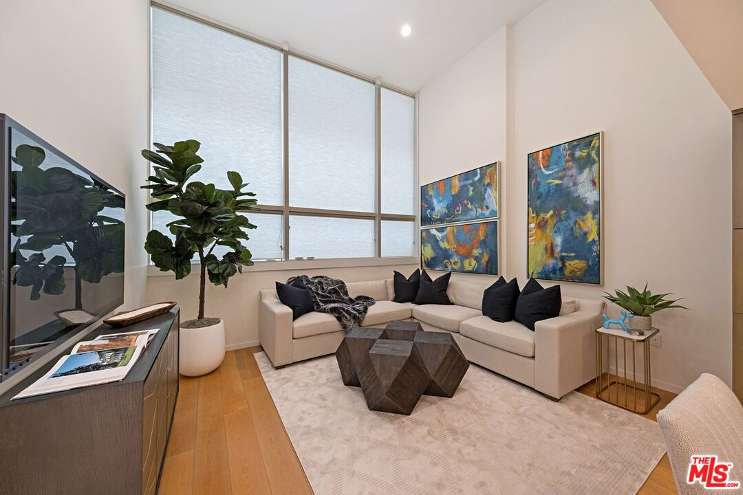 Santa Monica, California, 90401, United States, 2 Bedrooms Bedrooms, ,2 BathroomsBathrooms,Residential,For Sale,2001911