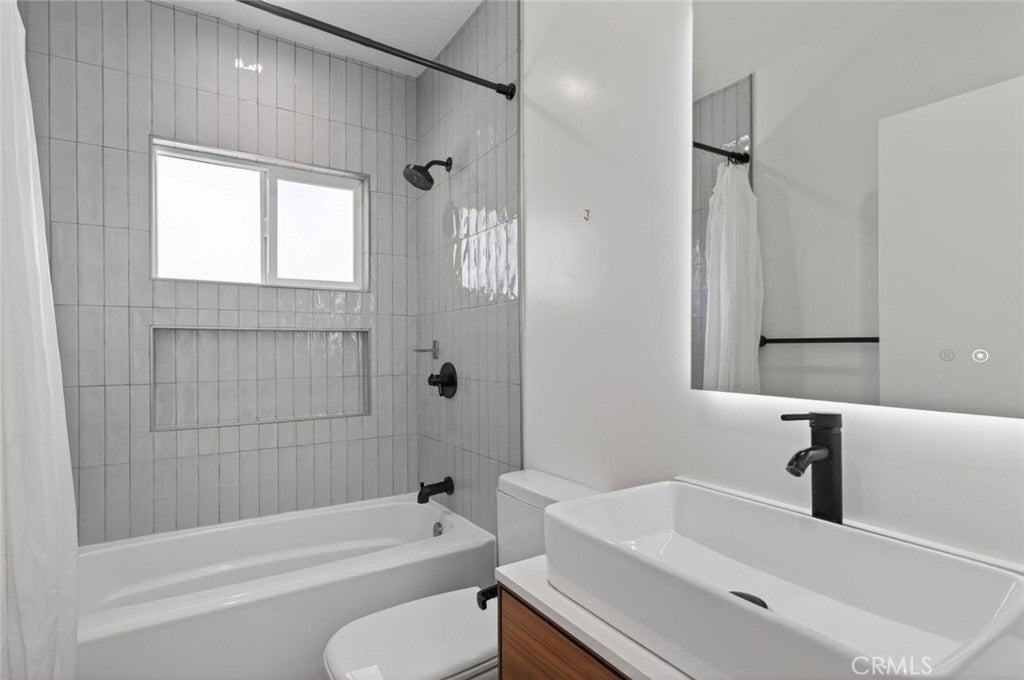 Los Angeles, California, 90026, United States, 3 Bedrooms Bedrooms, ,3 BathroomsBathrooms,Residential,For Sale,2040184