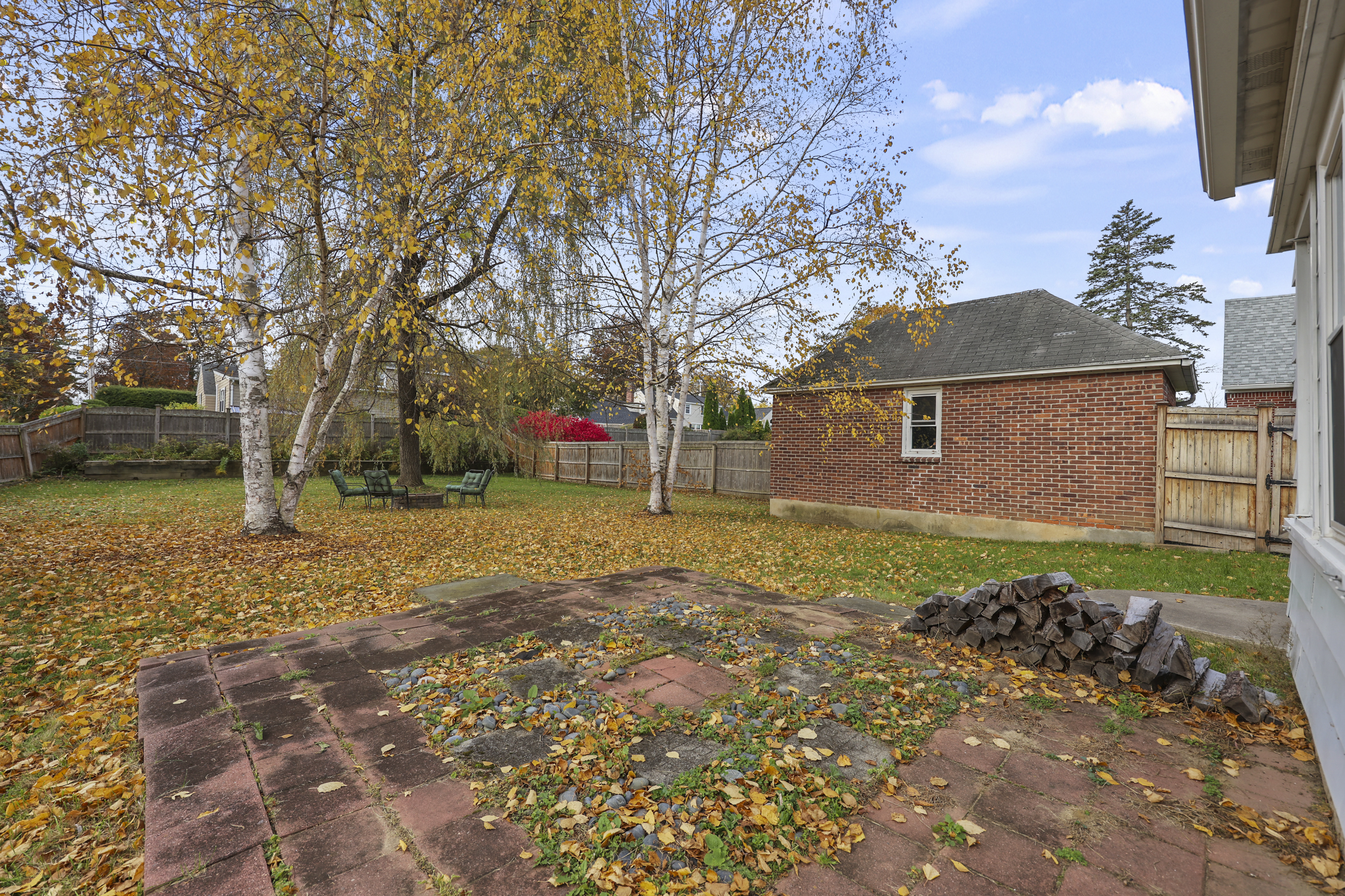  Charming New England Brick Beauty - 物件實景
