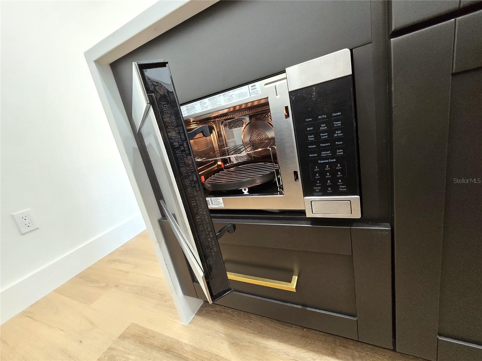 TAMPA, Florida, 33607, United States, 5 Bedrooms Bedrooms, ,3 BathroomsBathrooms,Residential,For Sale,1976051