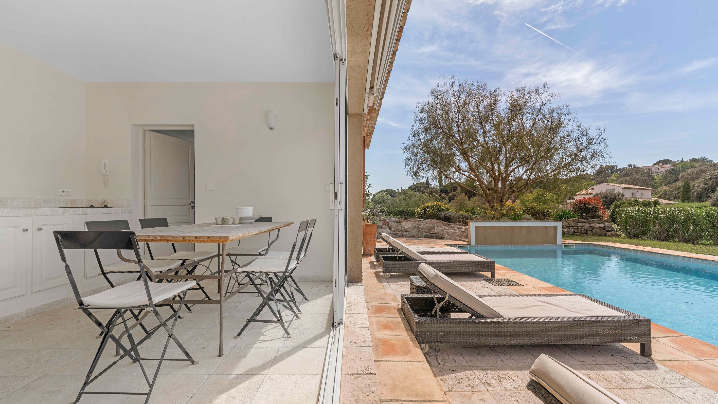  Highly sought-after private estate: contemporary villa close to the Beauvallon … - 物件實景