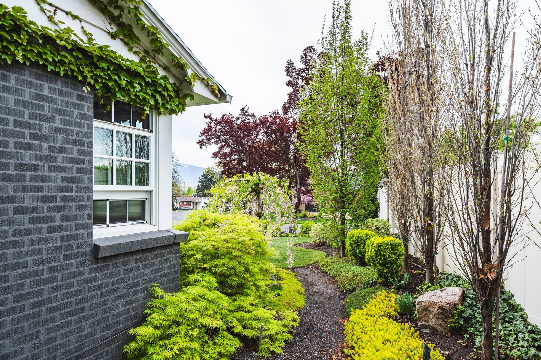  Tastefully Updated Holladay Rambler on .60 acre Manicured Lot - 物件實景